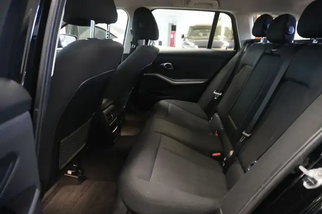 BMW 3 Series view 9
