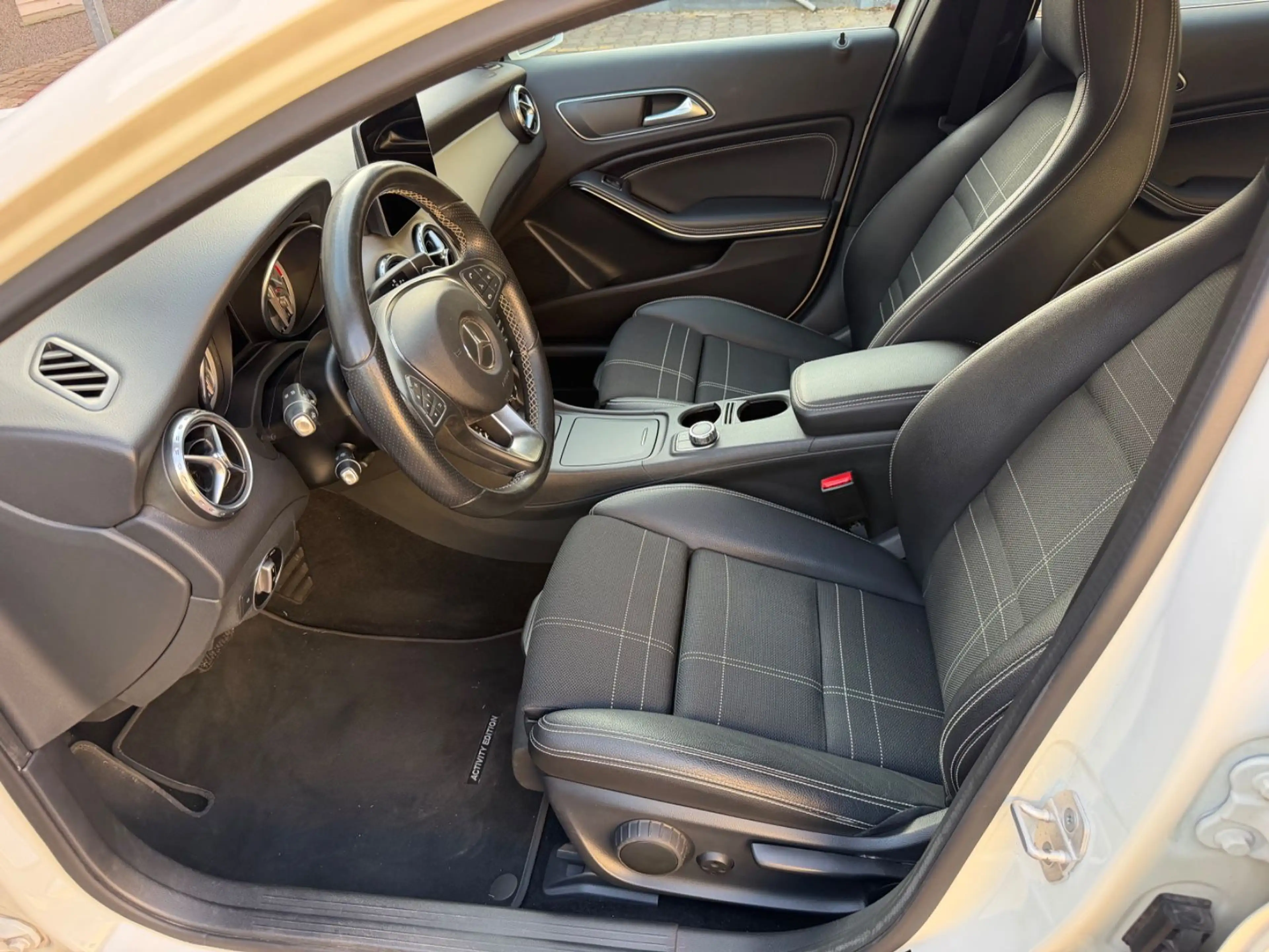 Mercedes-Benz GLA 220 CDI ( 1 Hand / Navi / Kamera ) — photo 8