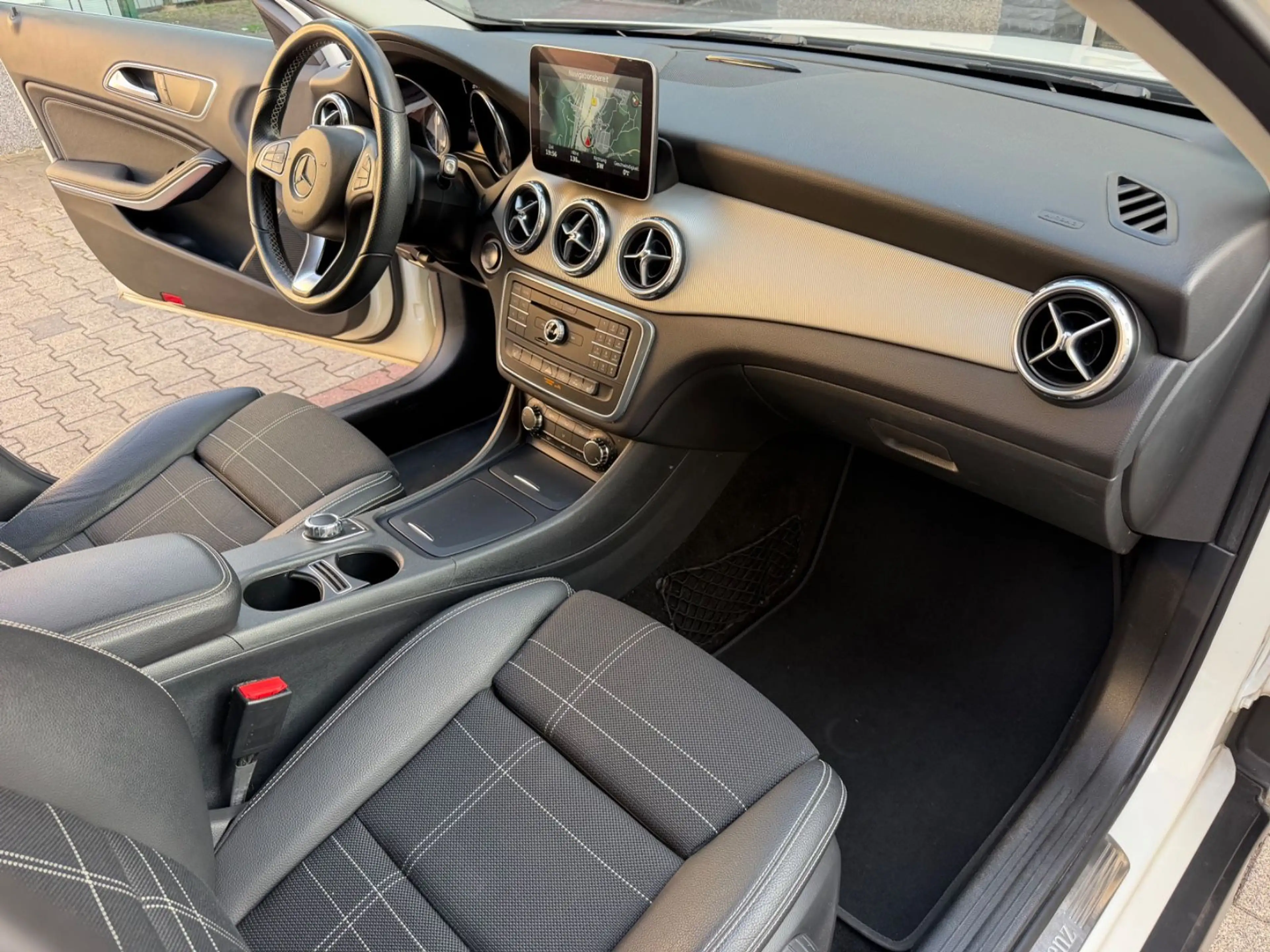 Mercedes-Benz GLA 220 CDI ( 1 Hand / Navi / Kamera ) — photo 7