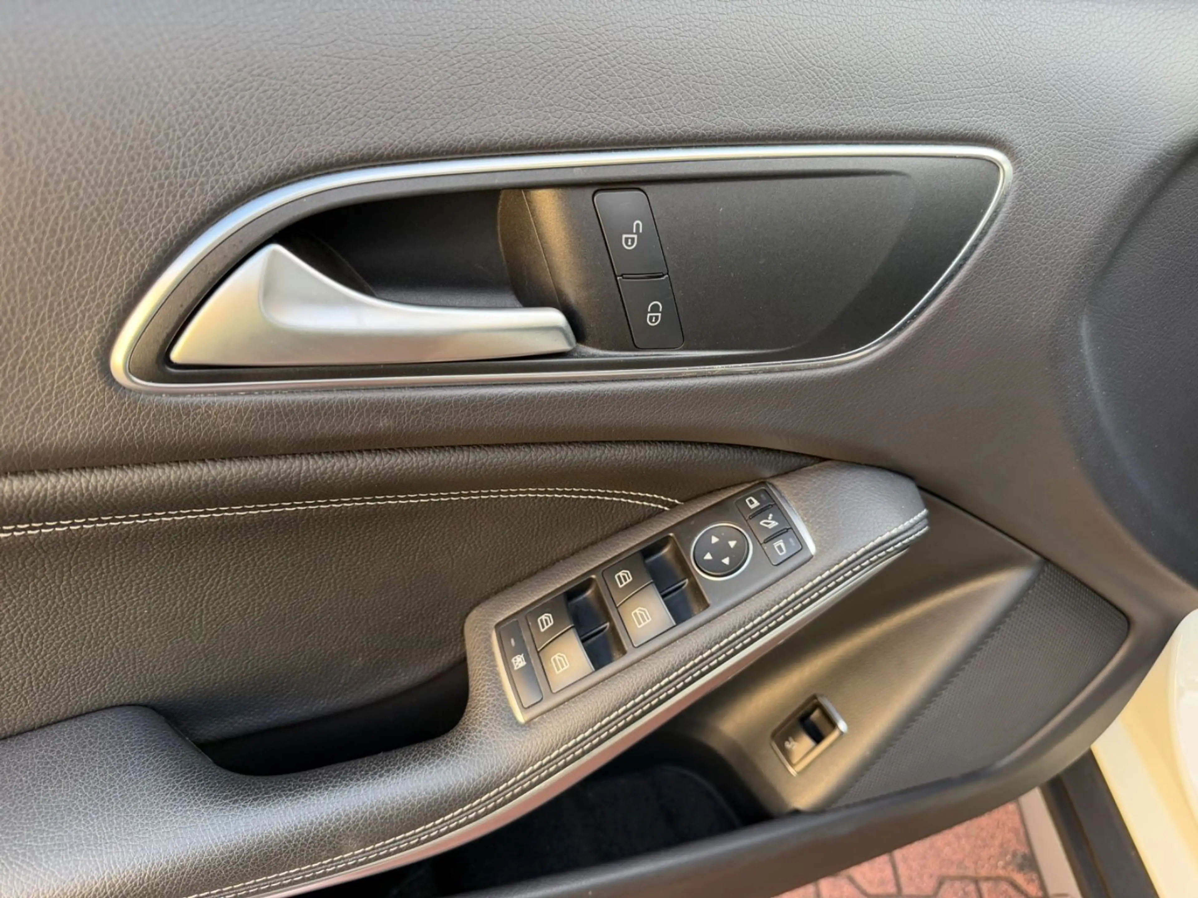 Mercedes-Benz GLA 220 CDI ( 1 Hand / Navi / Kamera ) — photo 14