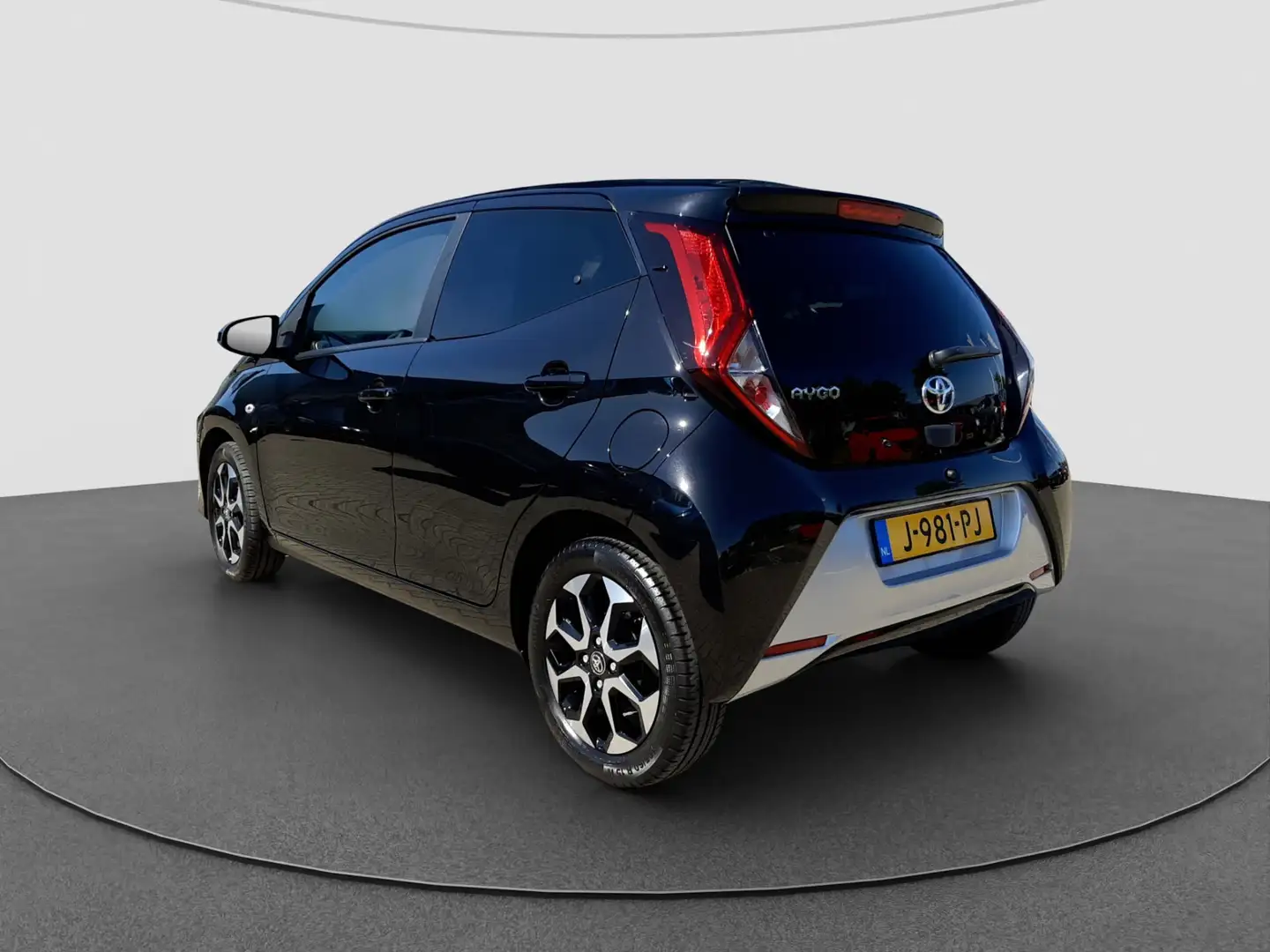 Toyota Aygo 1.0 VVT-i x-joy | Airco | Camera | LM Velgen | JP Zwart - 2