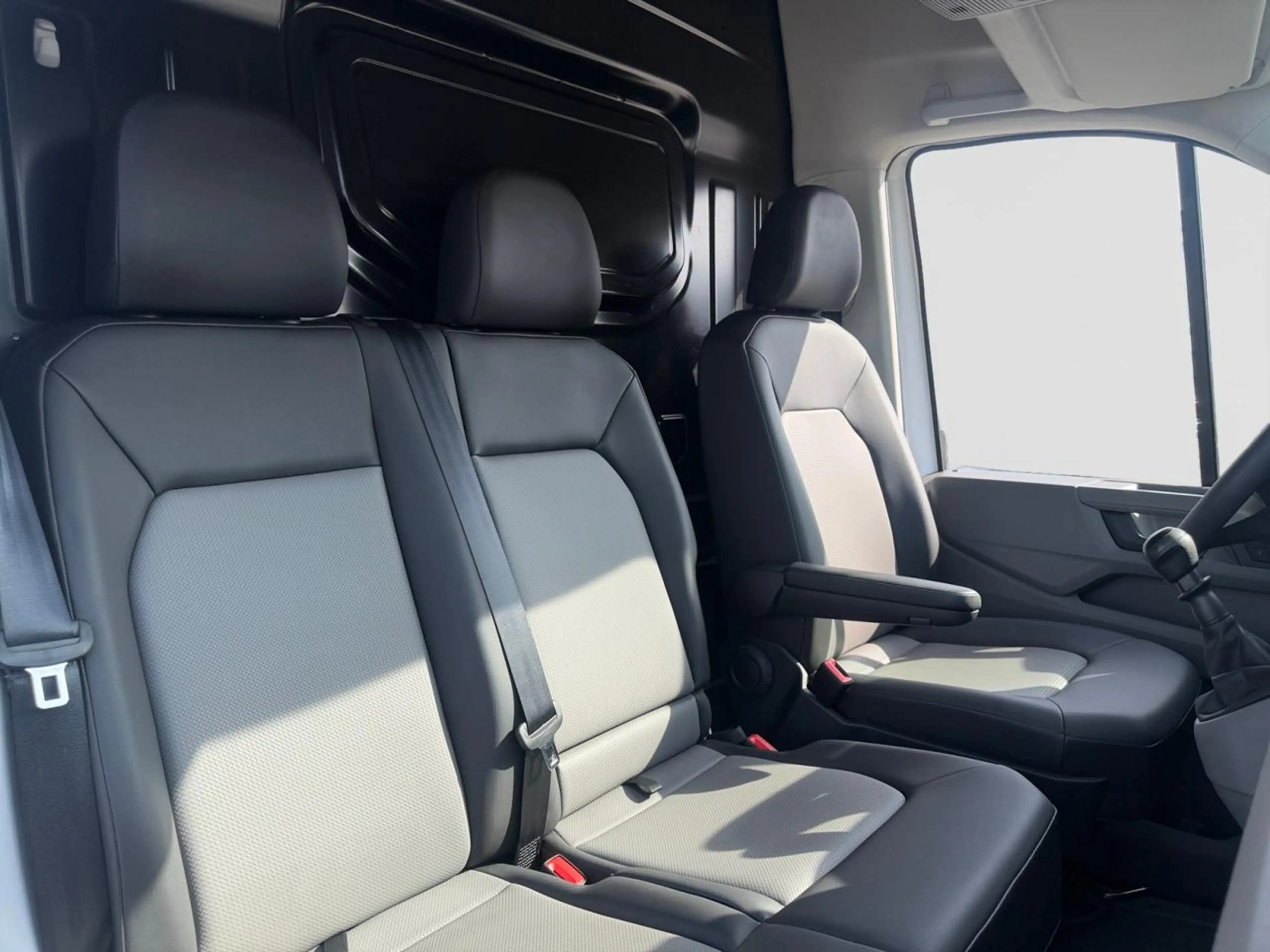 Volkswagen Crafter 2.0 TDi (140pk) /// Parkeersenoren voor & achteraan /// Android Auto & Apple Carplay /// — photo 10