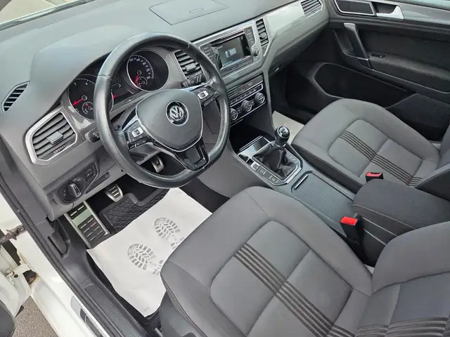 Volkswagen Golf view 9
