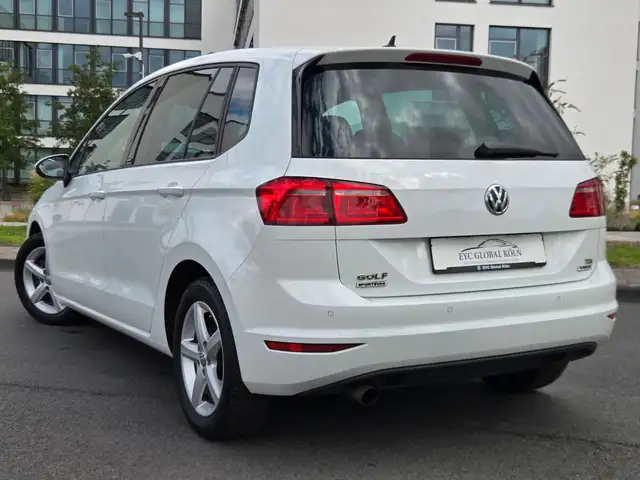 Volkswagen Golf view 3