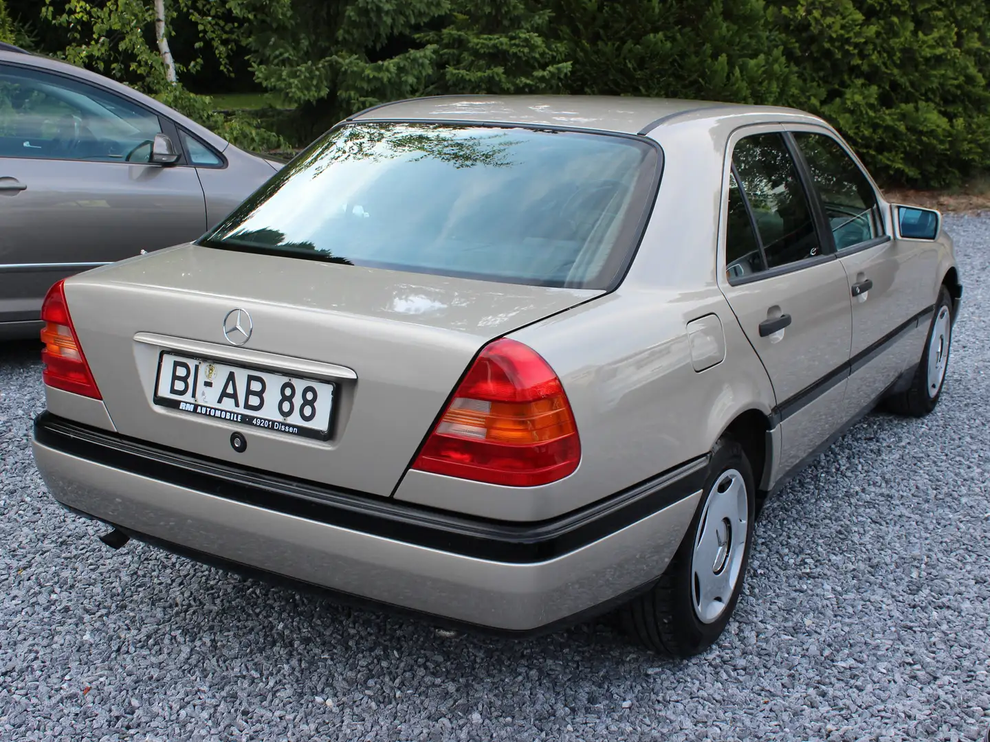 Mercedes-Benz C 180 *1-Hand*Rentnerfahrzeug*HU/AU NEU* Braun - 2