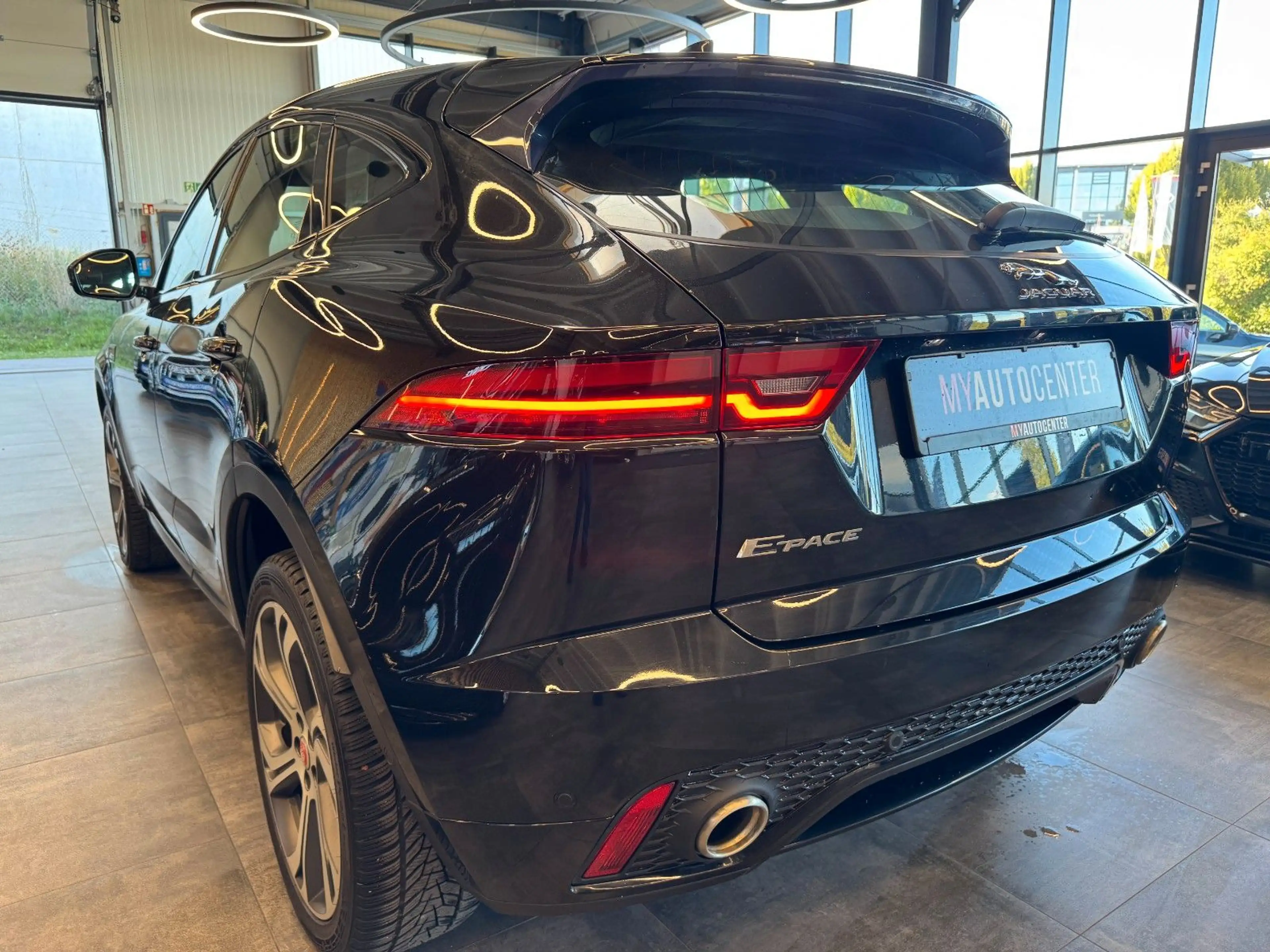 Jaguar E-Pace *HEAD-UP*PANO*MEMORY*KEYLESS*ACC*NAV* — photo 5