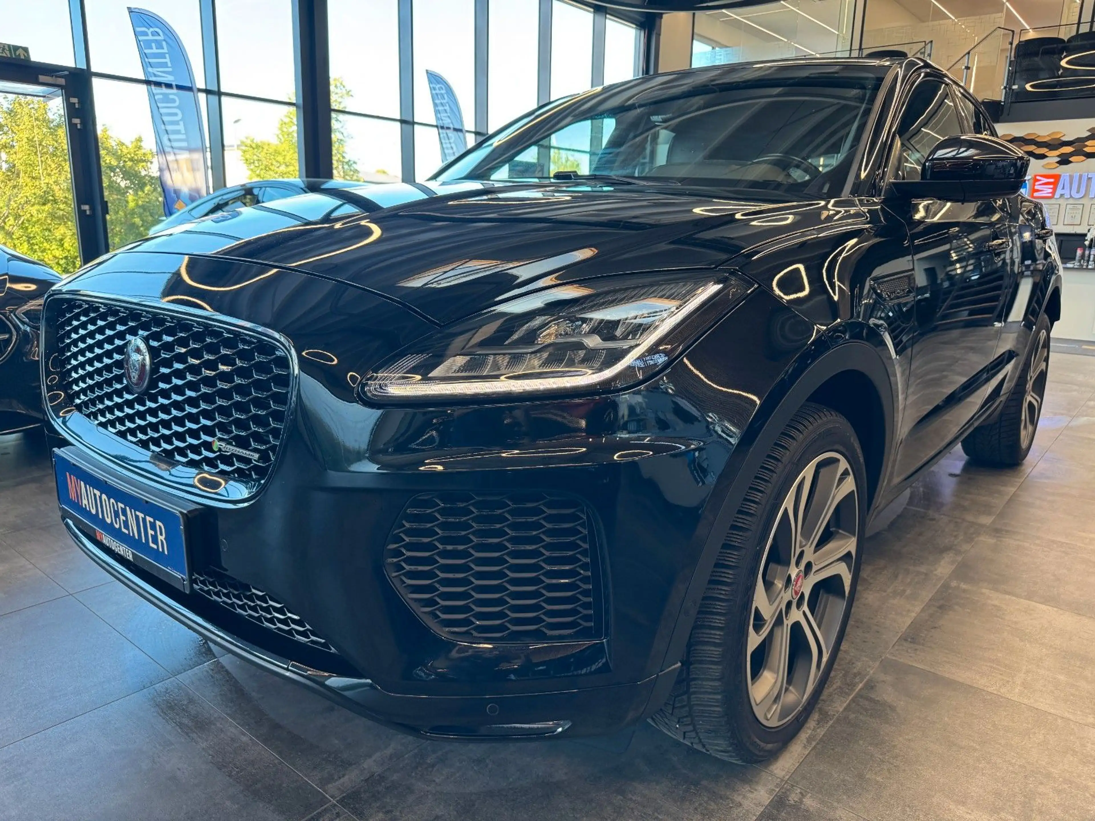 Jaguar E-Pace *HEAD-UP*PANO*MEMORY*KEYLESS*ACC*NAV* — photo 4