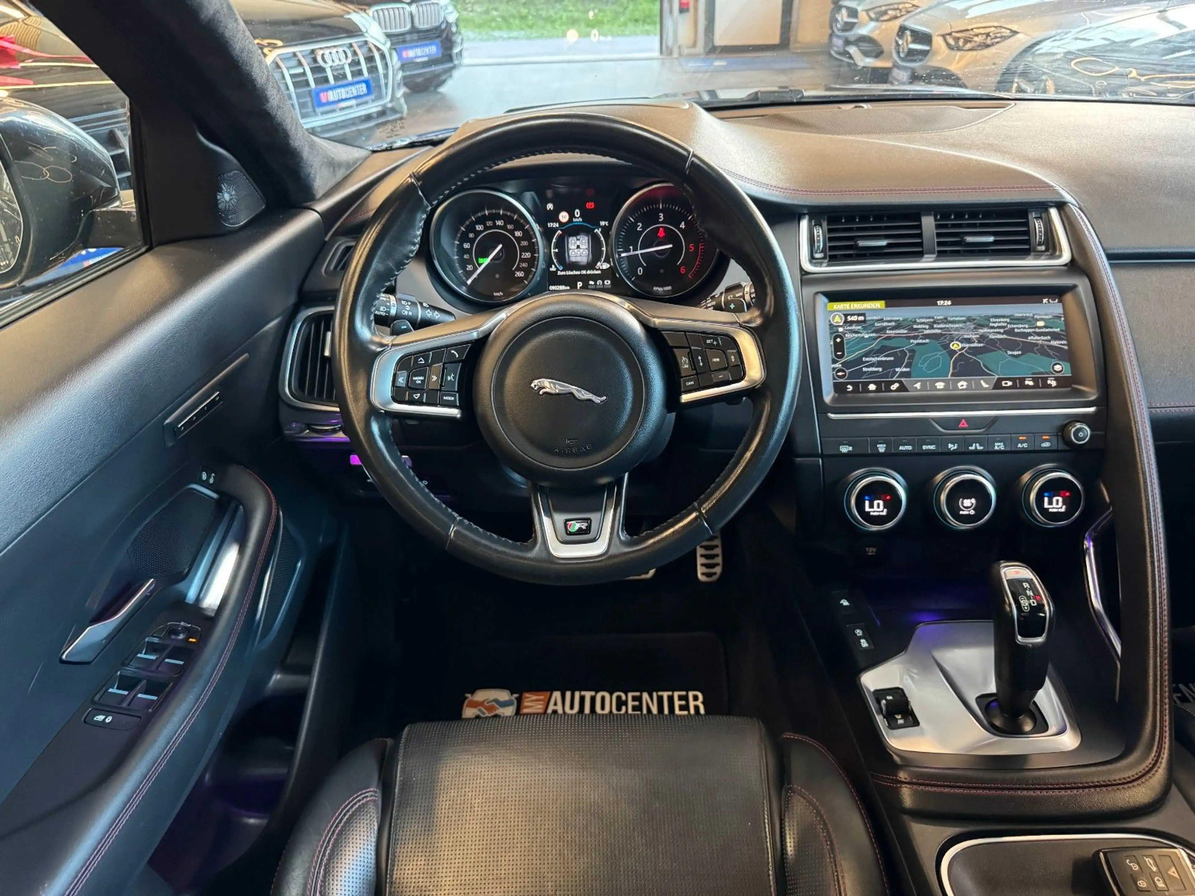 Jaguar E-Pace *HEAD-UP*PANO*MEMORY*KEYLESS*ACC*NAV* — photo 7