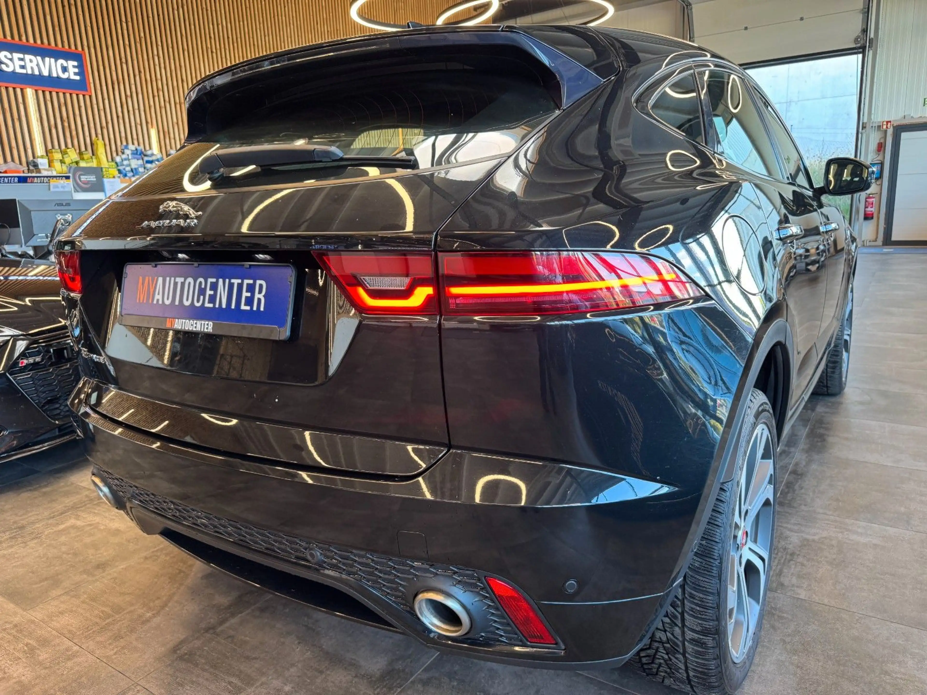 Jaguar E-Pace *HEAD-UP*PANO*MEMORY*KEYLESS*ACC*NAV* — photo 2