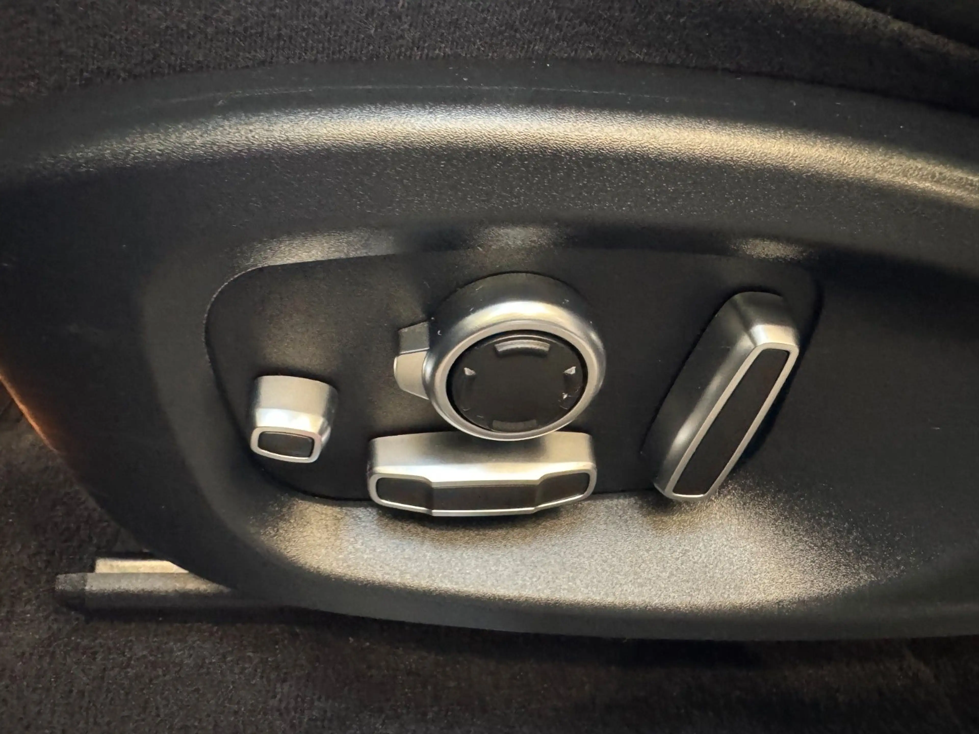 Jaguar E-Pace *HEAD-UP*PANO*MEMORY*KEYLESS*ACC*NAV* — photo 9