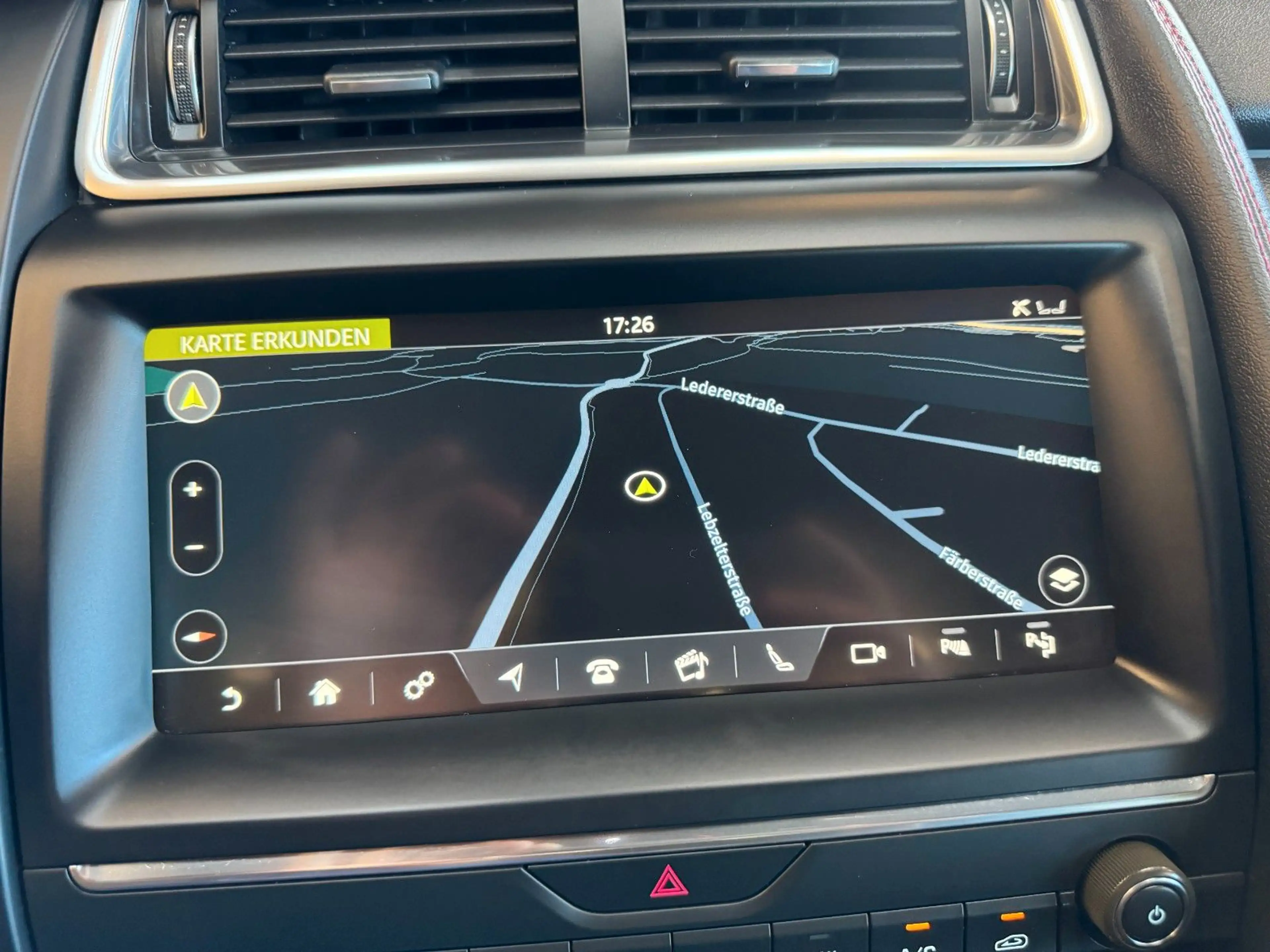 Jaguar E-Pace *HEAD-UP*PANO*MEMORY*KEYLESS*ACC*NAV* — photo 14