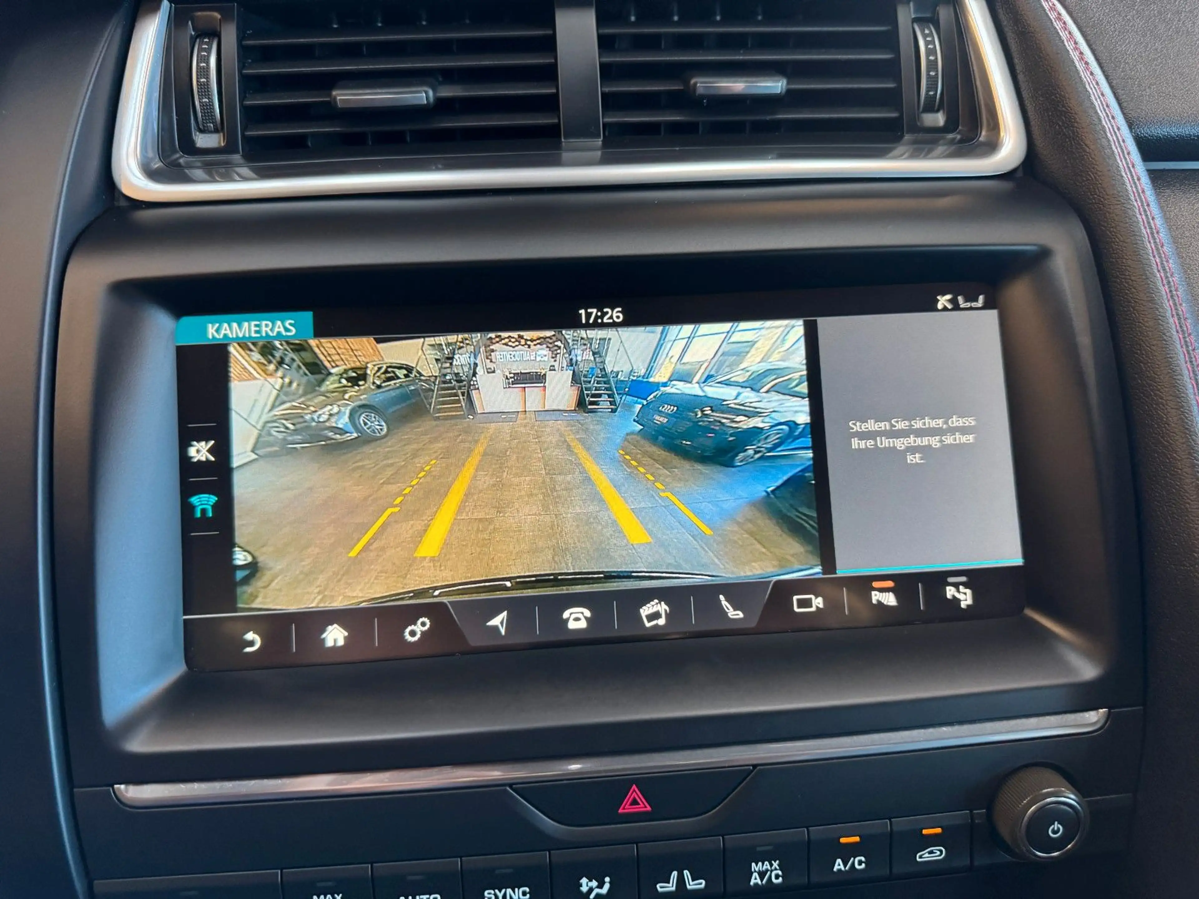 Jaguar E-Pace *HEAD-UP*PANO*MEMORY*KEYLESS*ACC*NAV* — photo 15