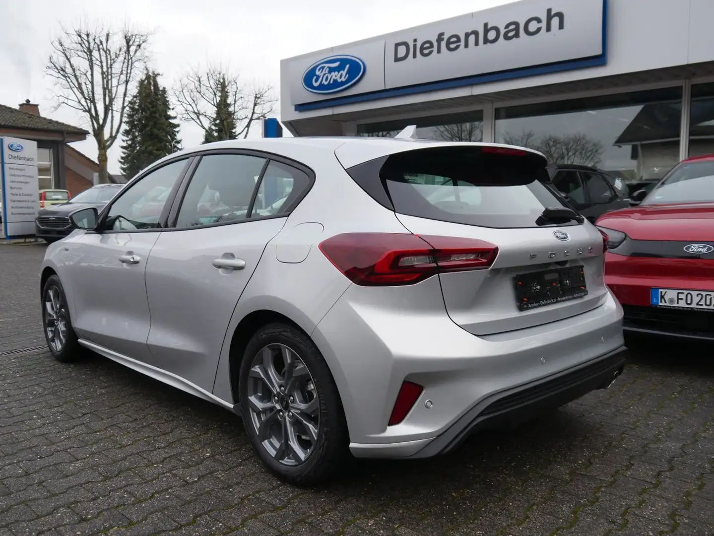 Ford Focus ST-Line Automatik MHEV 5-türig 8-fach ber. Argent - 2