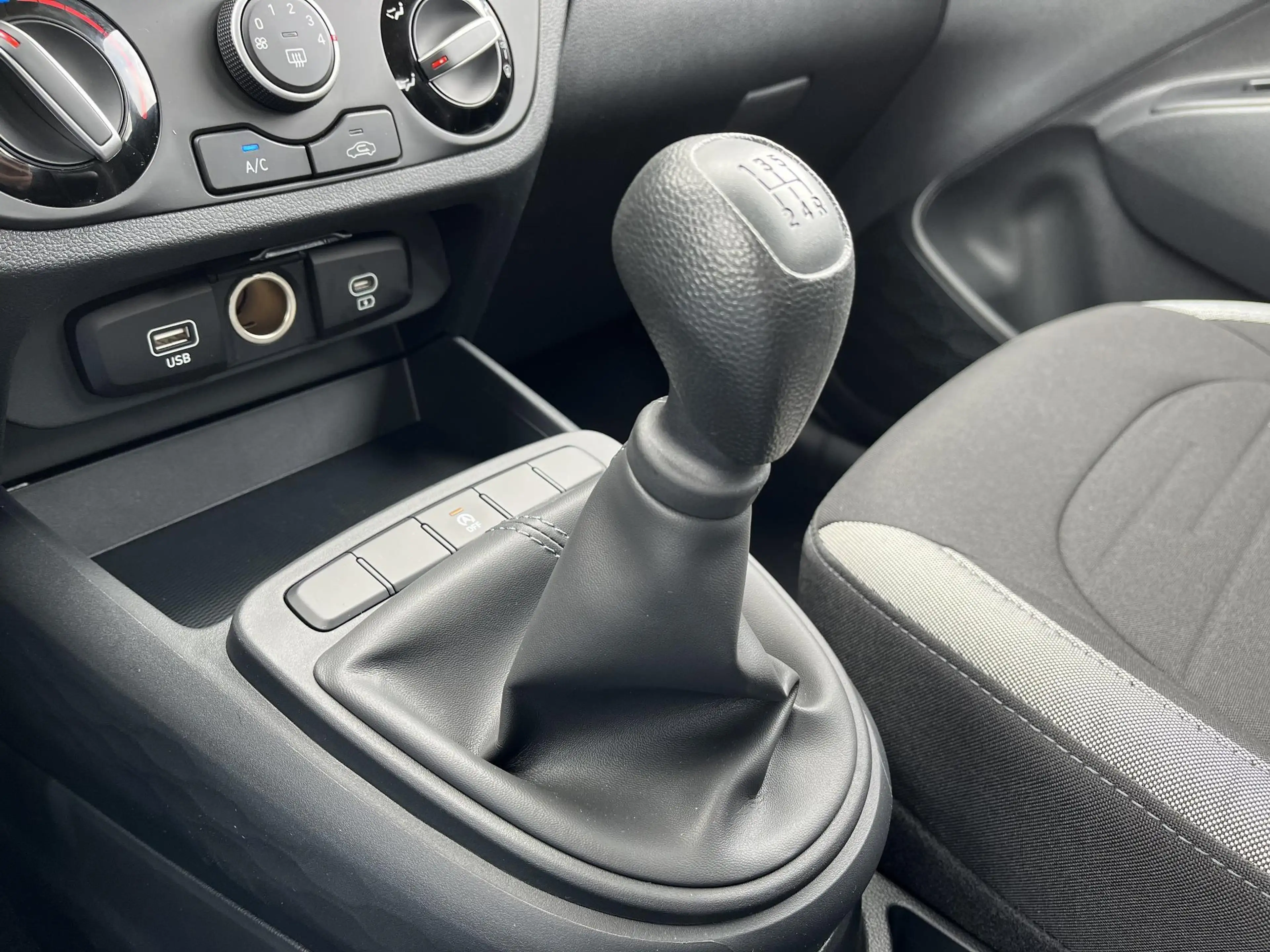 Hyundai i10 1.0 Comfort / Apple Carplay/Android Auto / audio-n — photo 17