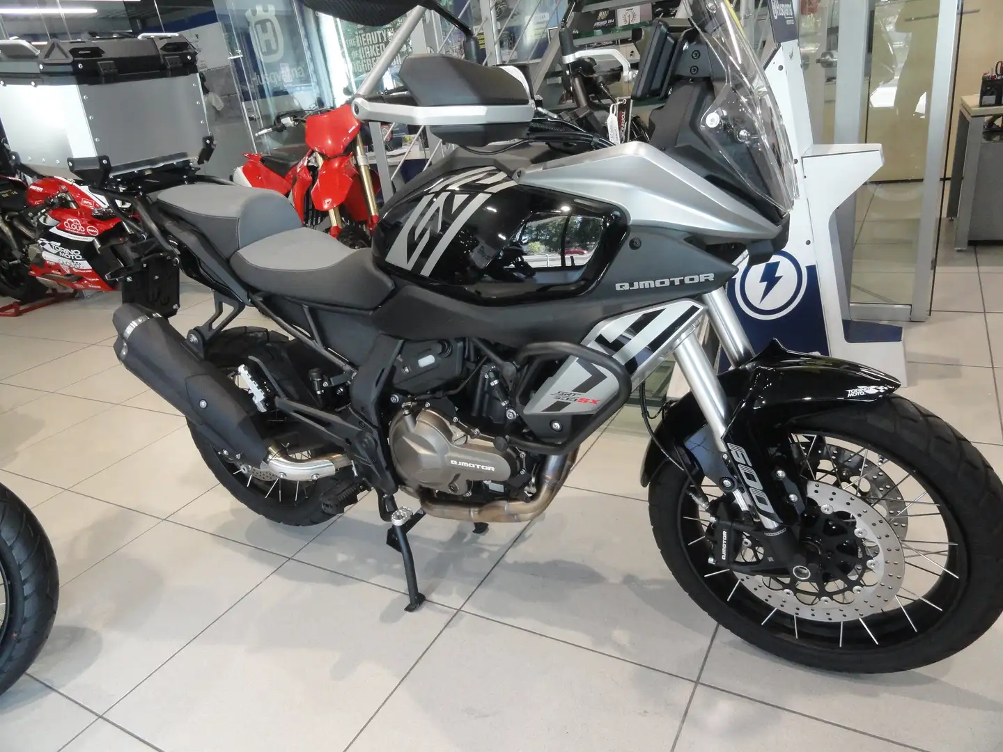 QJ Motor SRT 600 SX Schwarz - 2