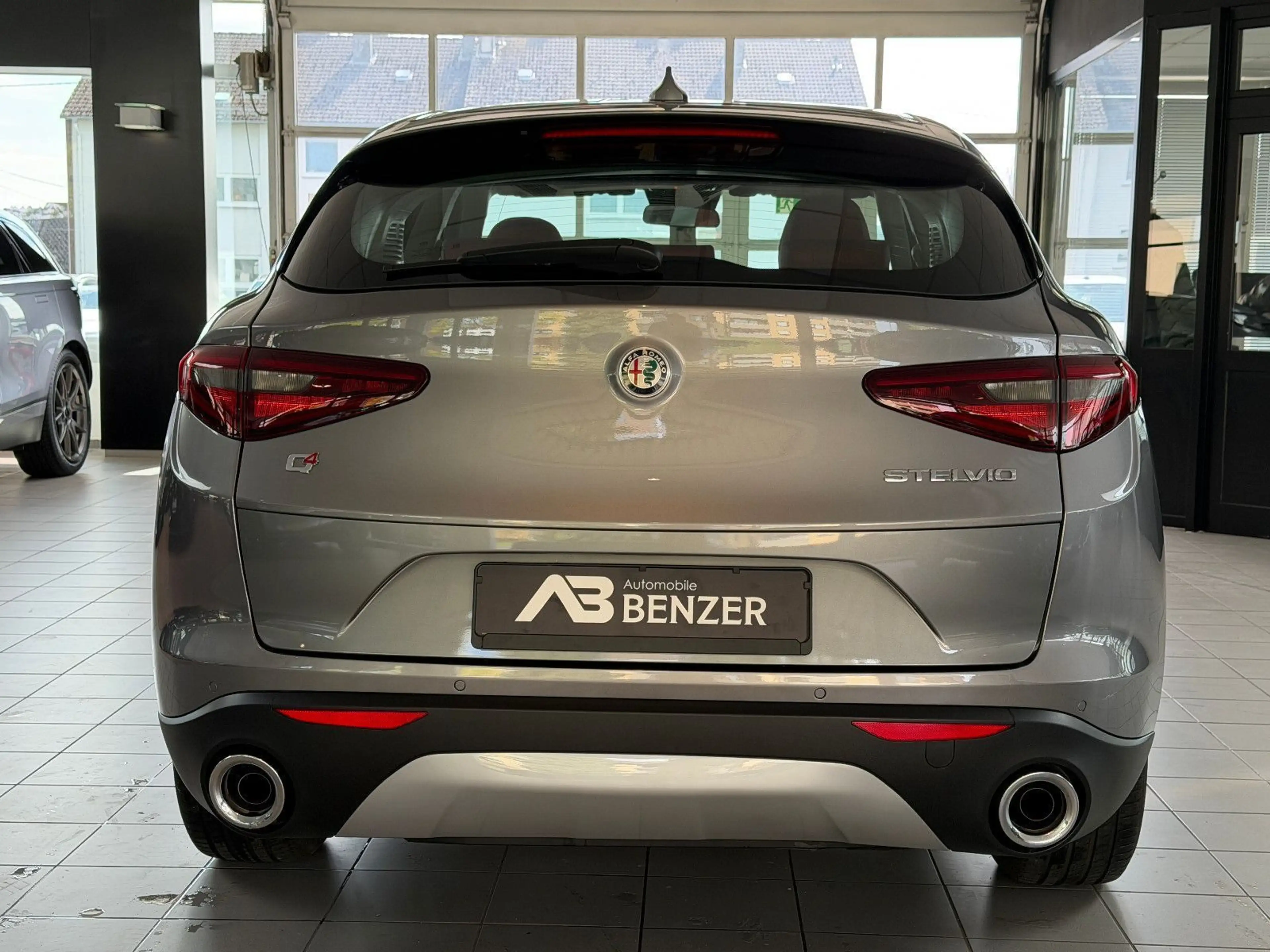 Alfa Romeo Stelvio Super Q4/BI-XENON/PDC/AUTOMATIK/SPURHALT — photo 8