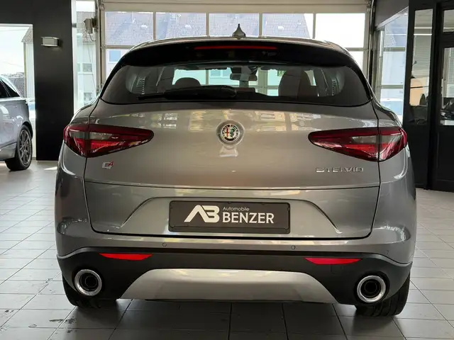 Alfa Romeo Stelvio view 8