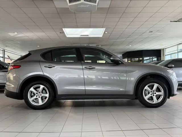 Alfa Romeo Stelvio view 10