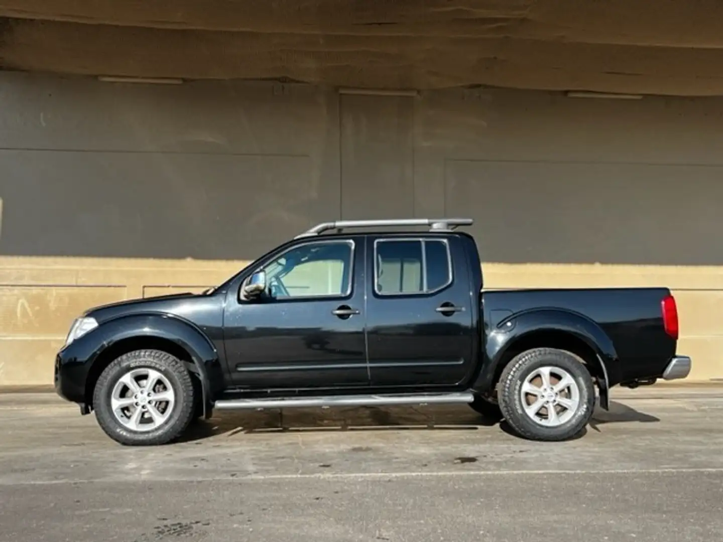 Nissan Navara 2.5L DOUBLE CAB Zwart - 2