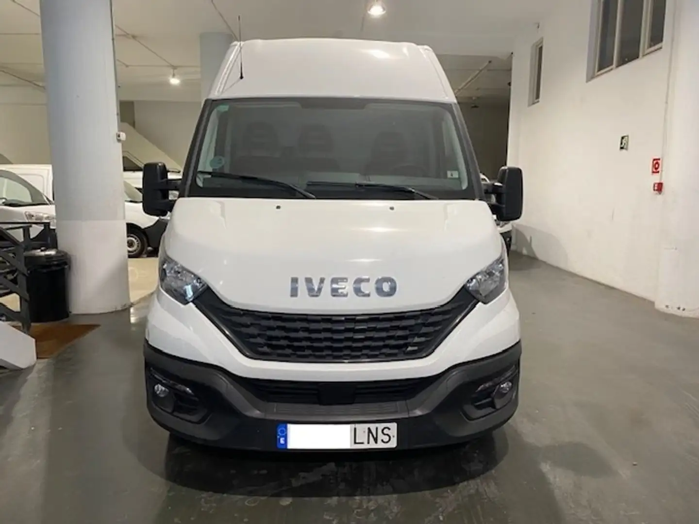 Iveco Daily Furgón 35S12 V 3520L H2 12.0 120cv Weiß - 2