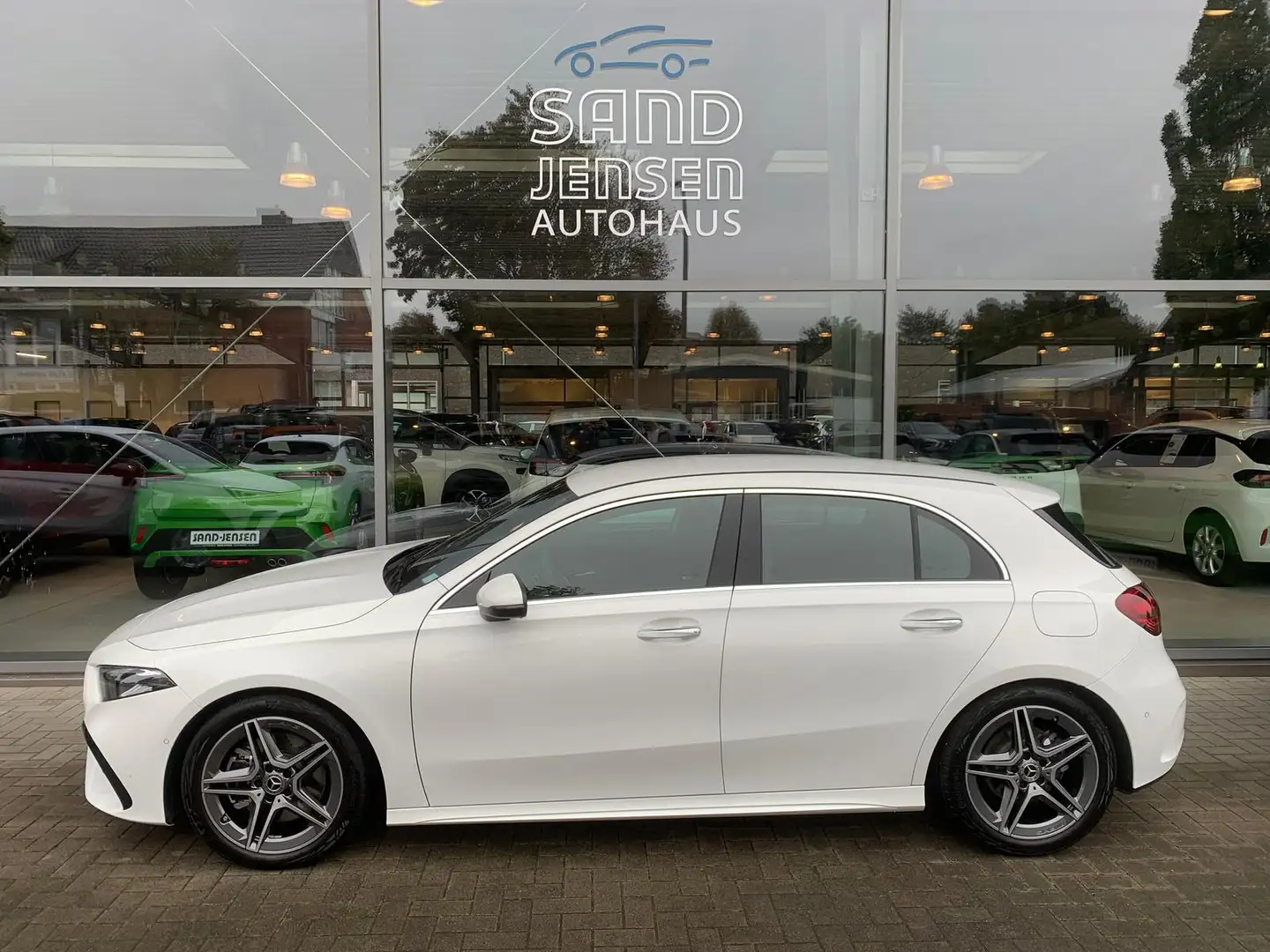 Mercedes-Benz A 220 d AMG Line Premium Distr AHK Keyless Facel Bílá - 2