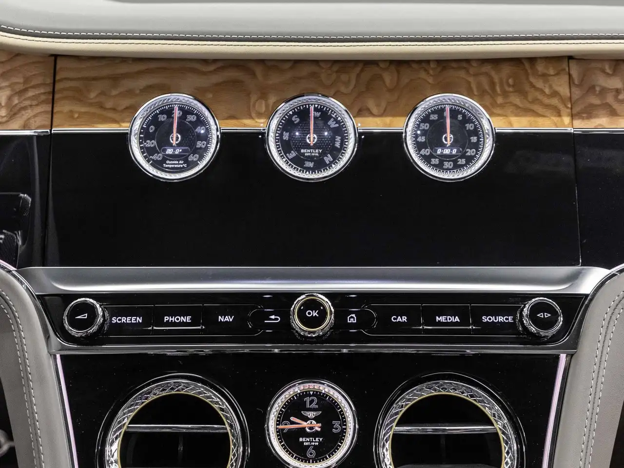 Bentley Continental 2024 — фото 12