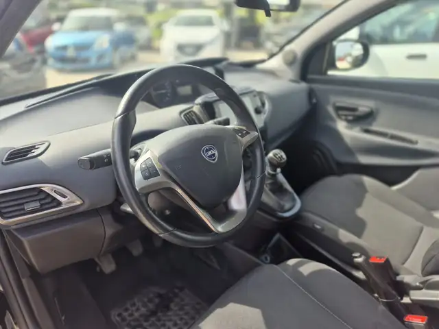 Lancia Ypsilon view 8