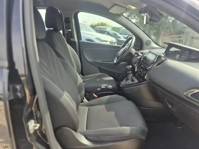 Lancia Ypsilon view 7