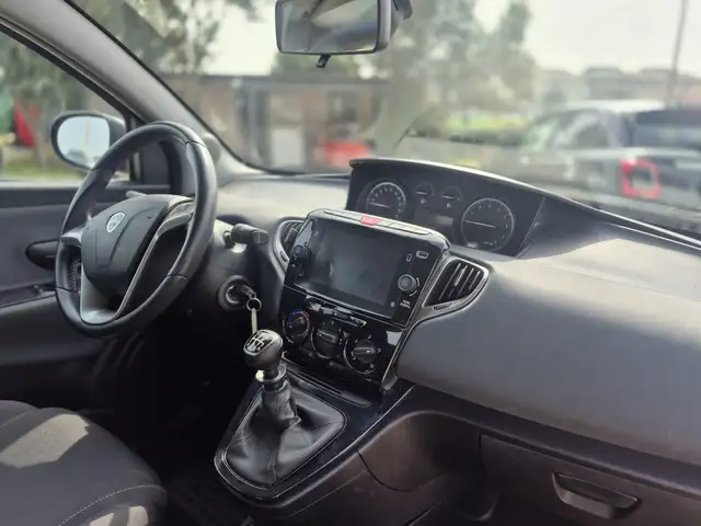 Lancia Ypsilon view 12