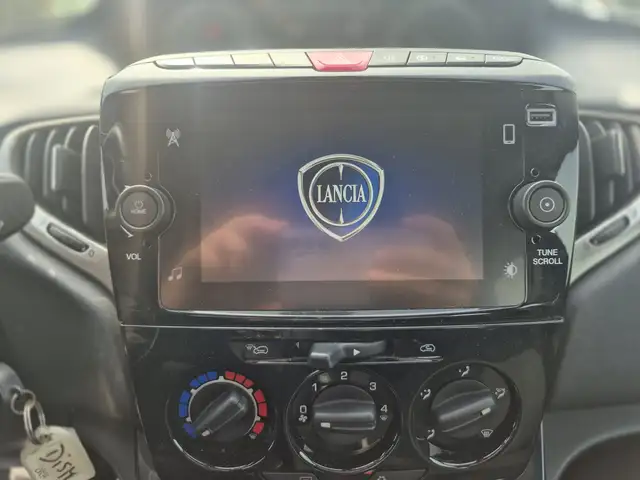Lancia Ypsilon view 9
