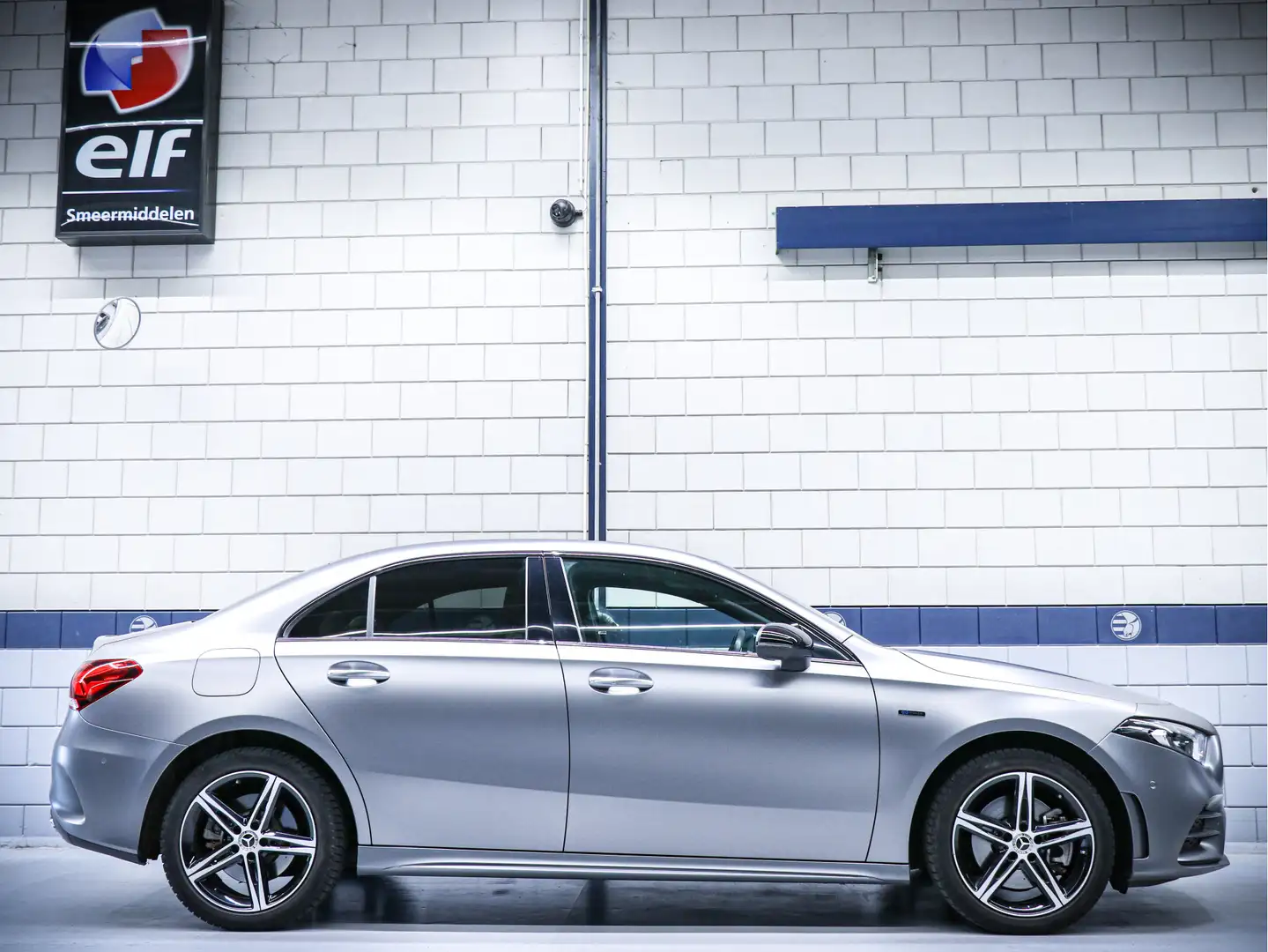 Mercedes-Benz A 250 250e Premium Plus Grijs - 2