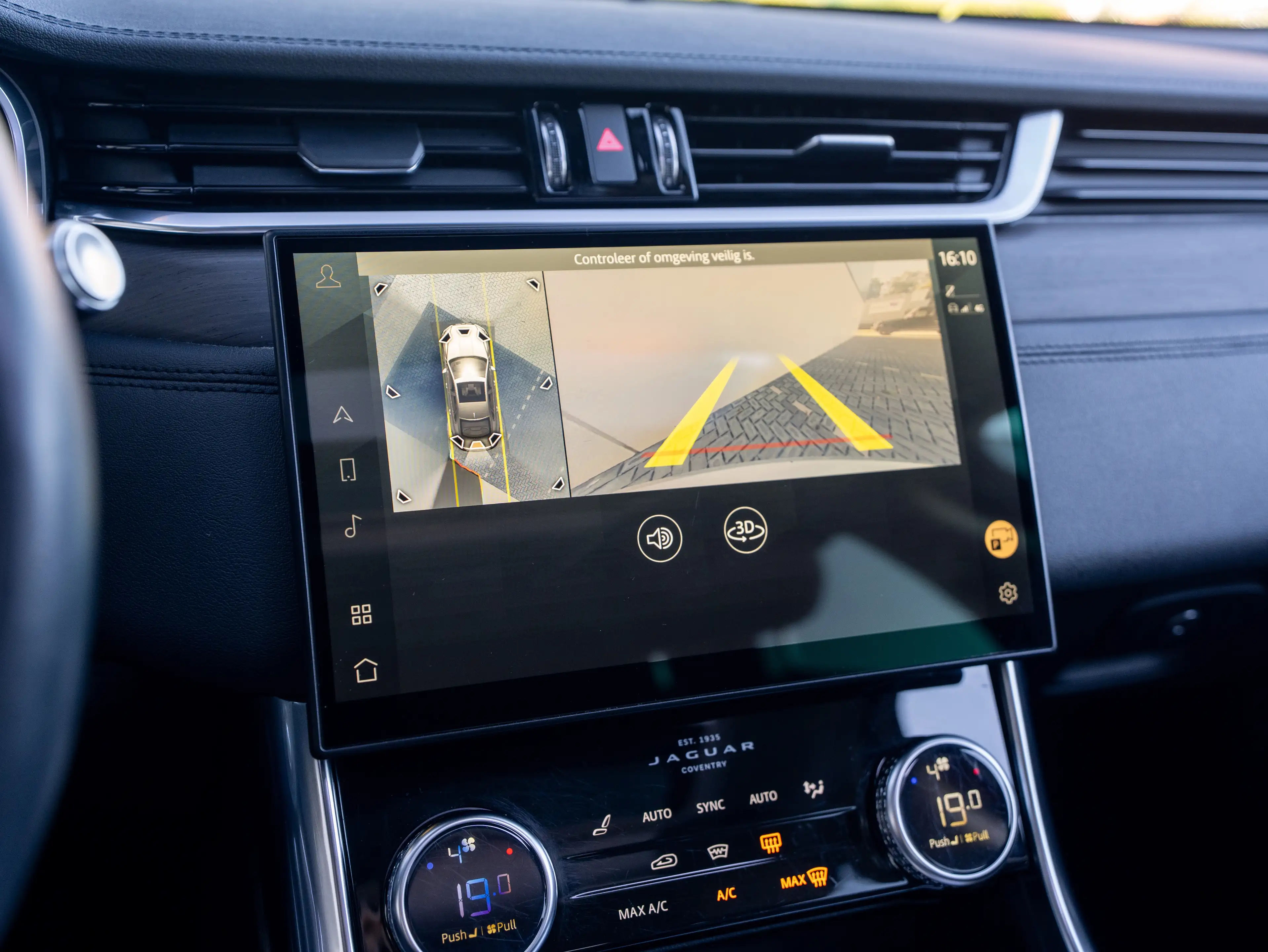 Jaguar XF XF 2.0 T P250 R-Dynamic SE — photo 17