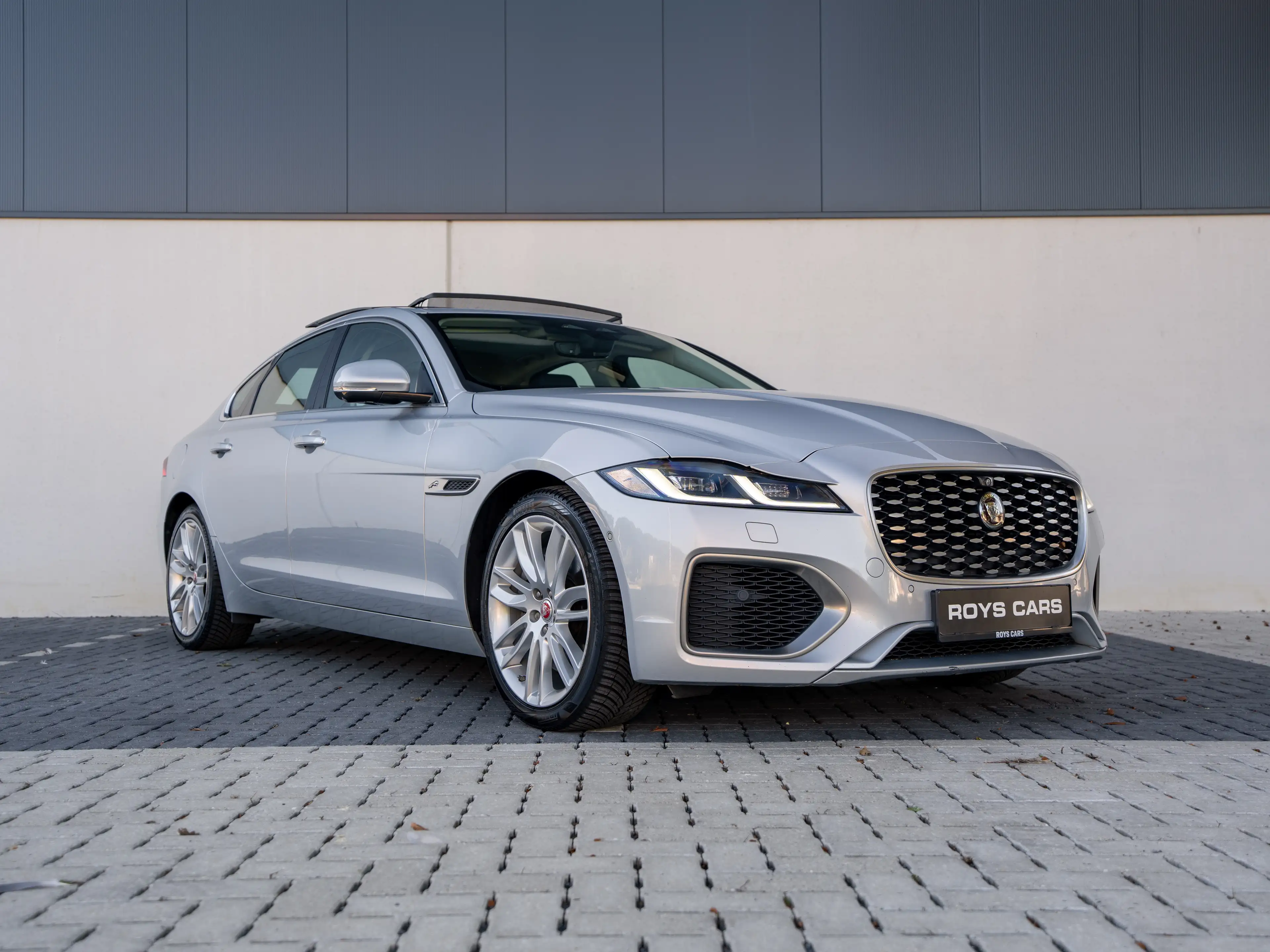 Jaguar XF XF 2.0 T P250 R-Dynamic SE — photo 2