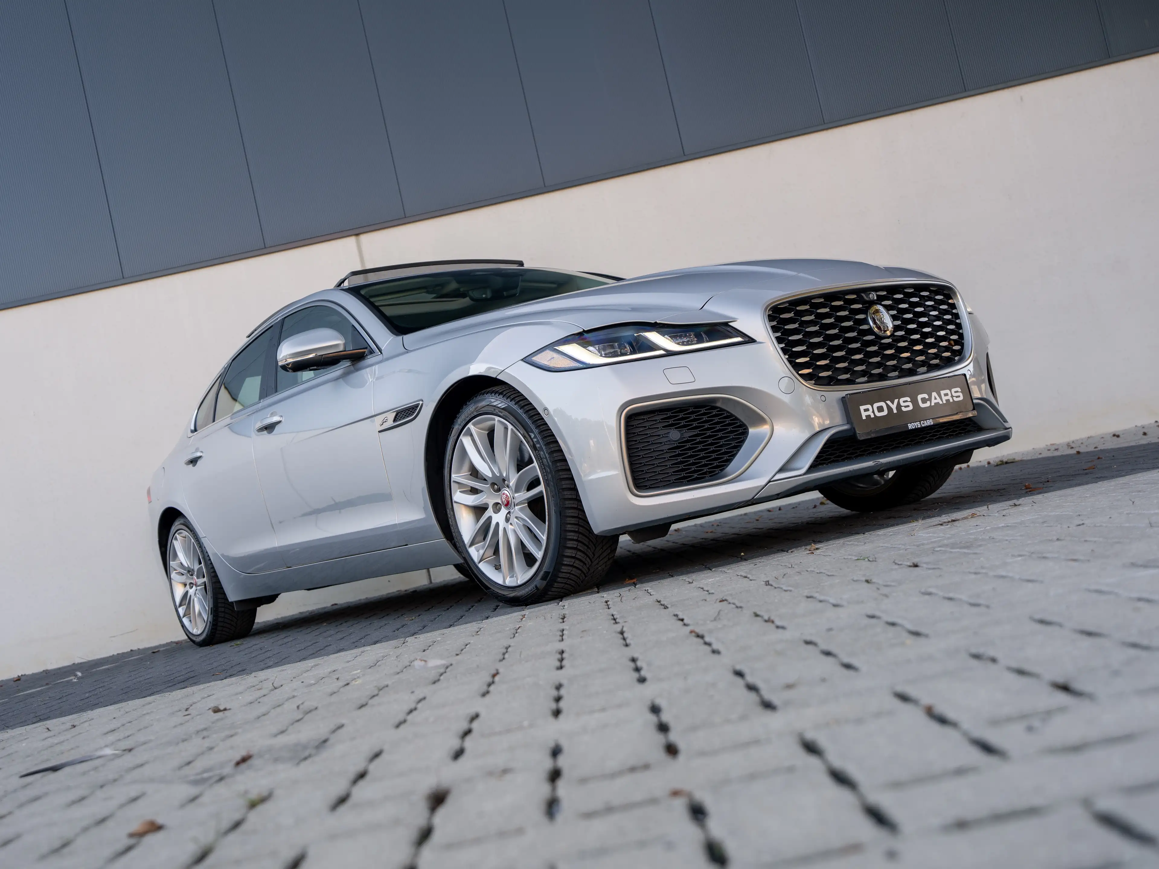 Jaguar XF XF 2.0 T P250 R-Dynamic SE — photo 5
