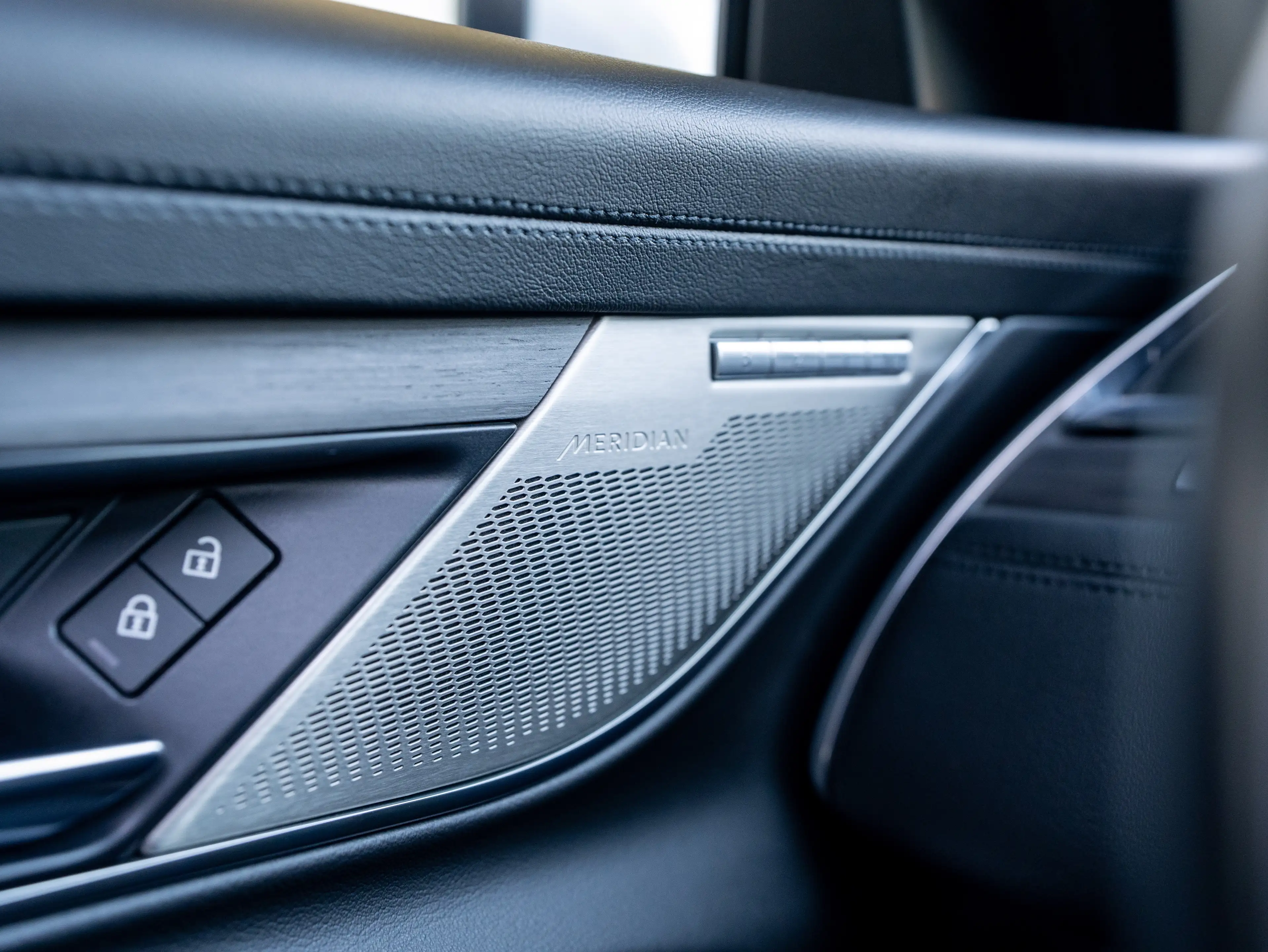 Jaguar XF XF 2.0 T P250 R-Dynamic SE — photo 21