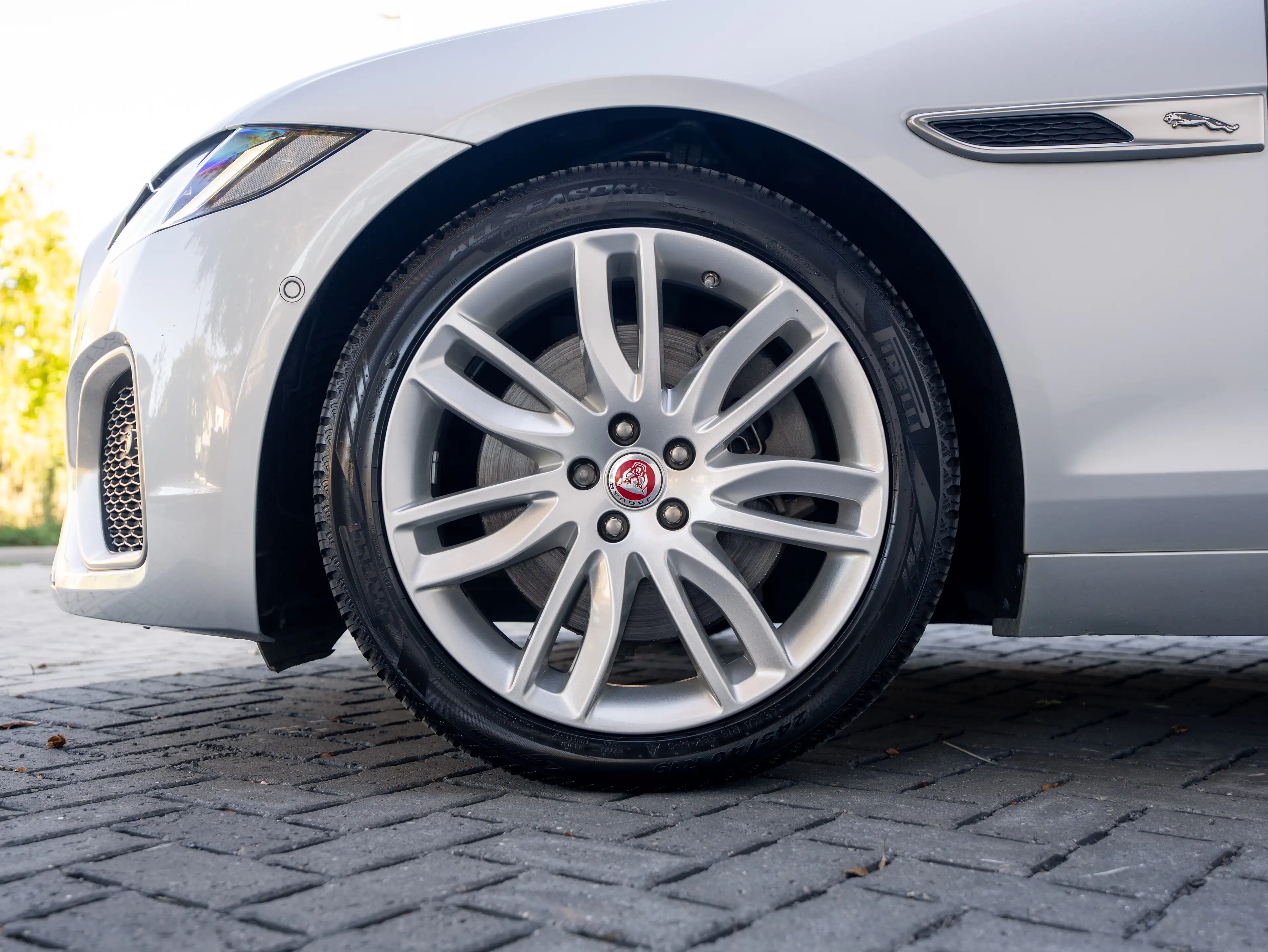 Jaguar XF XF 2.0 T P250 R-Dynamic SE — photo 11