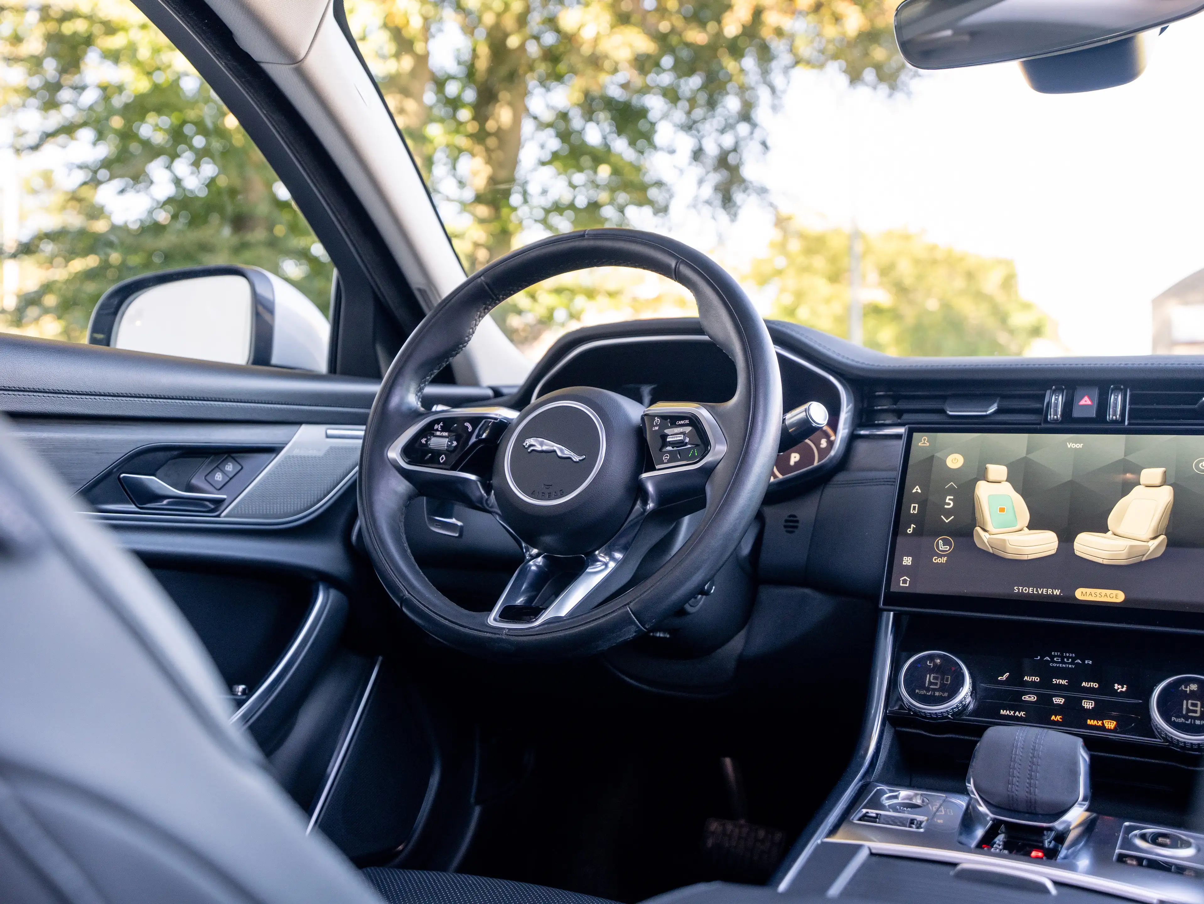 Jaguar XF XF 2.0 T P250 R-Dynamic SE — photo 13