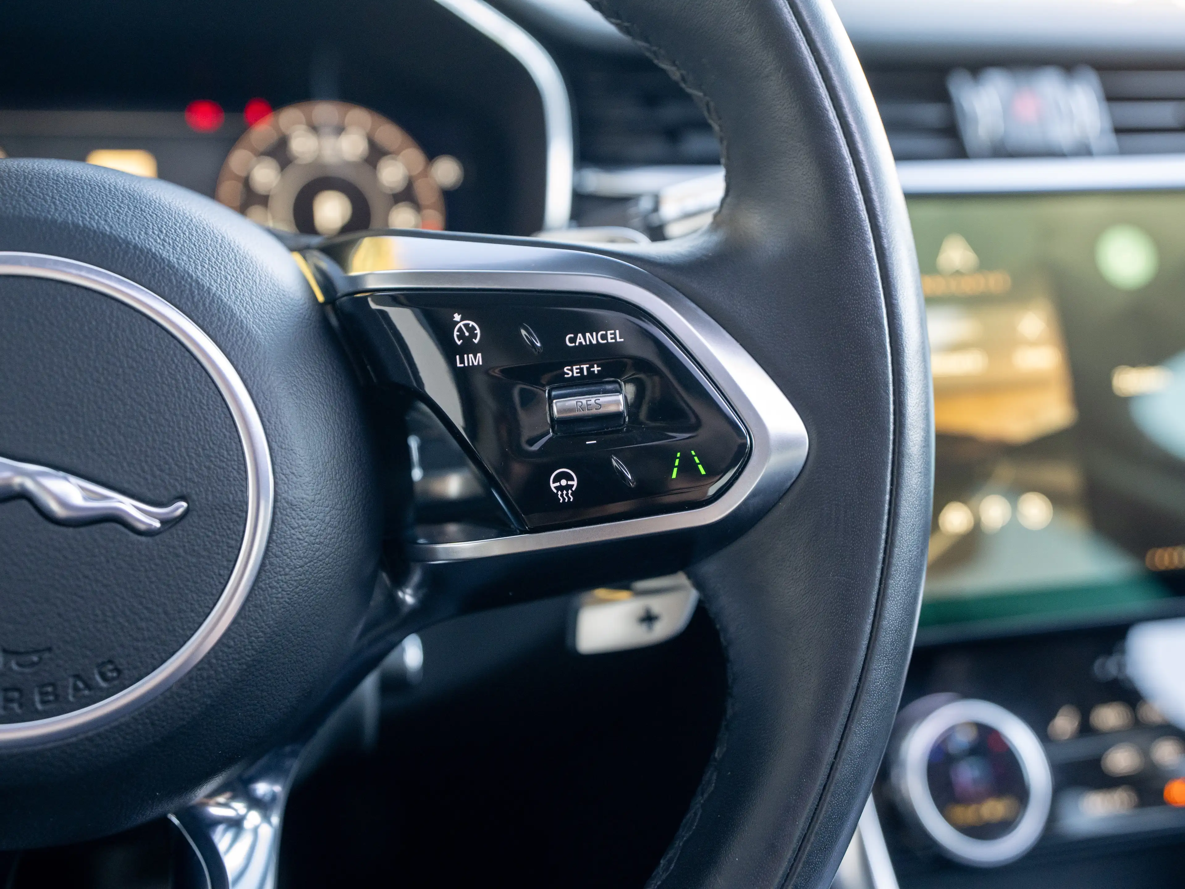 Jaguar XF XF 2.0 T P250 R-Dynamic SE — photo 19