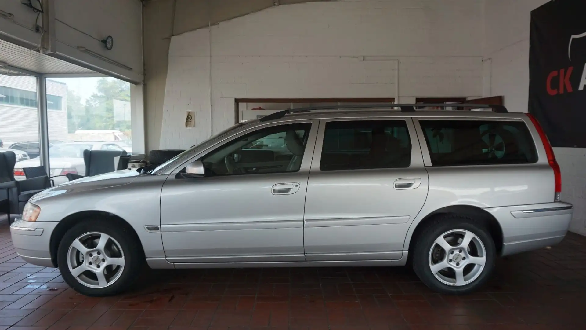 Volvo V70 Kombi Bi-Fuel Summ 1-HD LEDER XENON ERDGAS! Plateado - 2