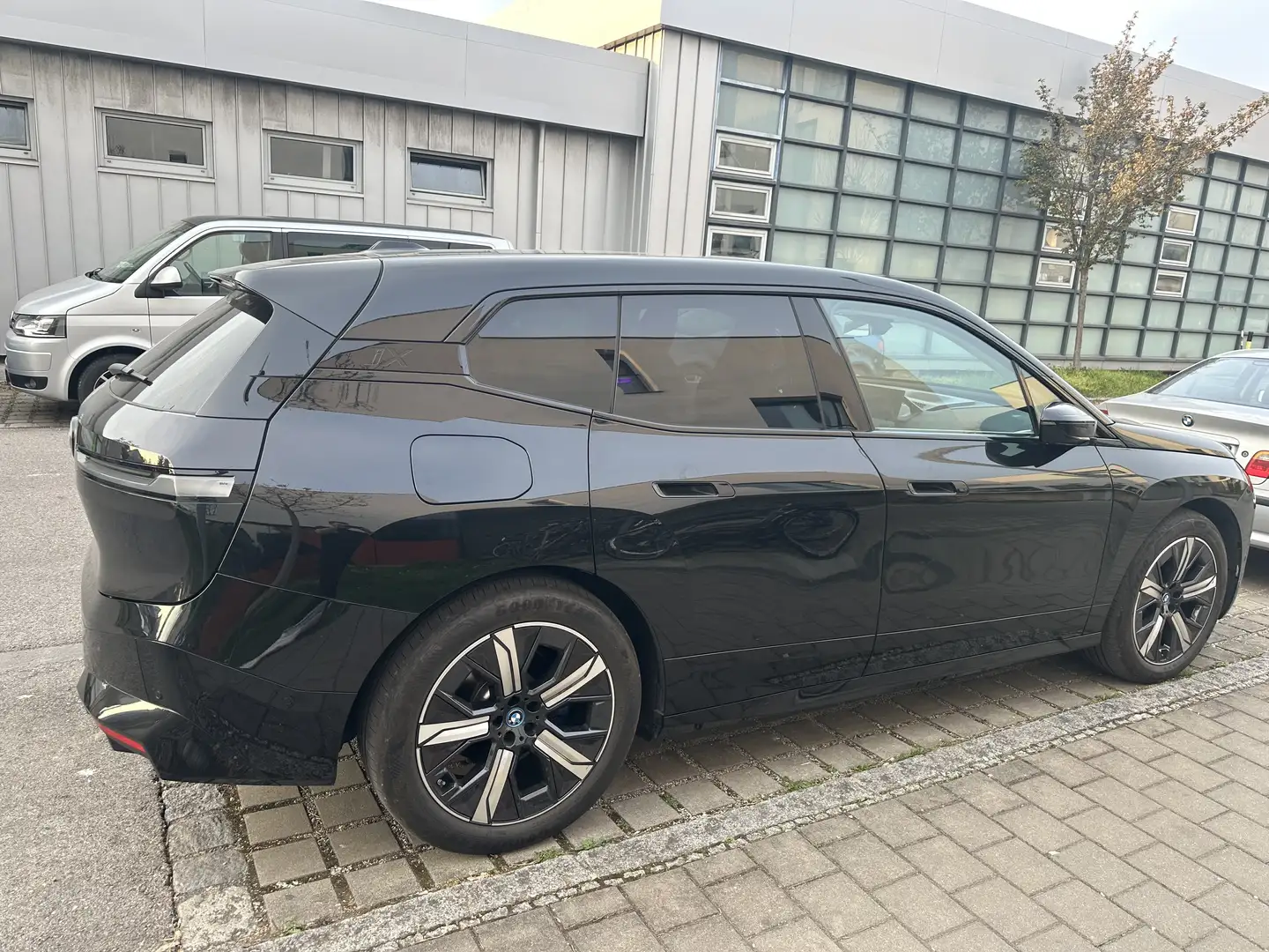 BMW iX xDrive40 M Sport AHK DA 8 Fach - 2