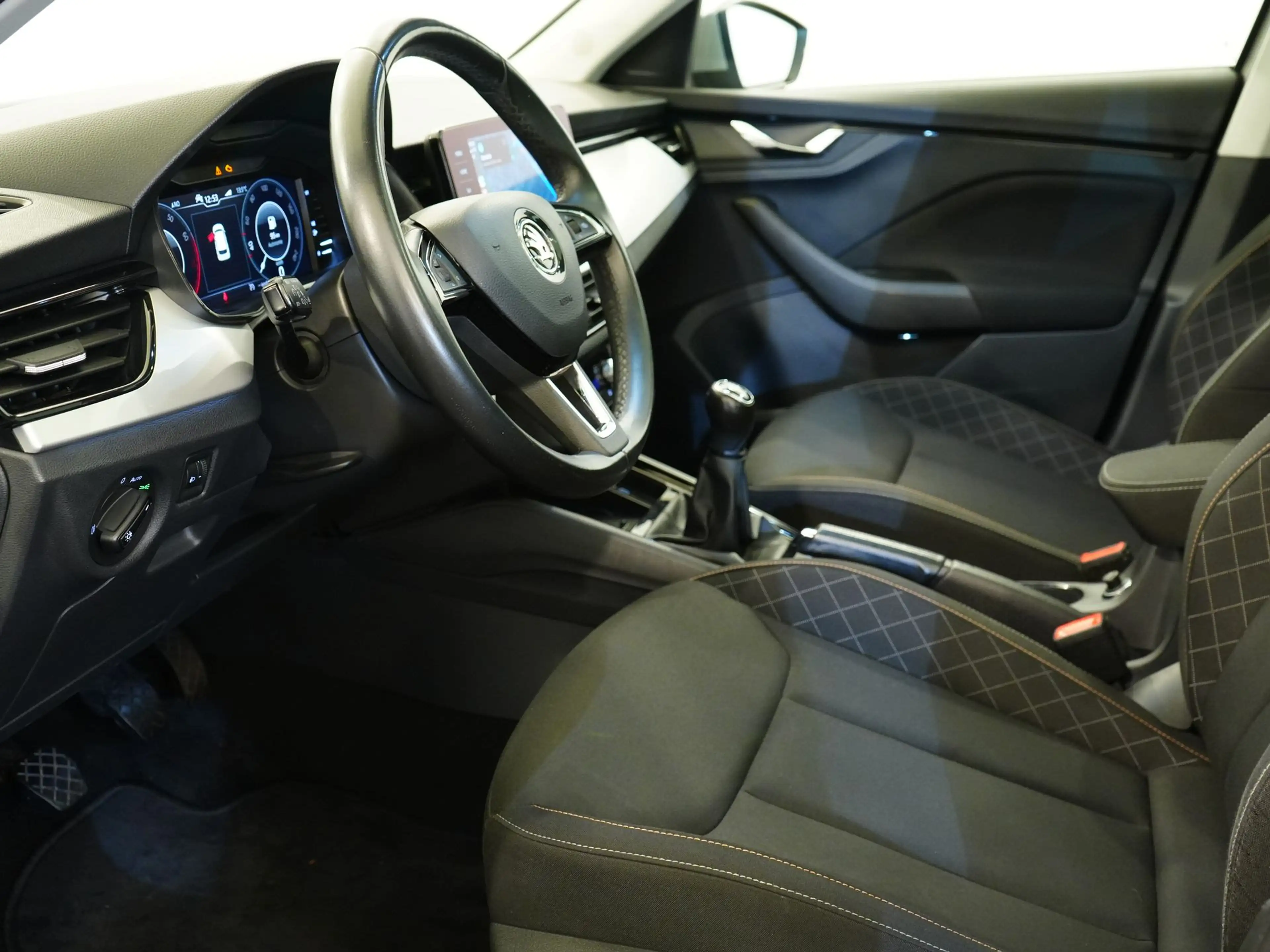 Skoda Kamiq Ambition 1.0TSi |Navi9.2"|Toitpano|LED|Start/stop|JA17" — photo 9