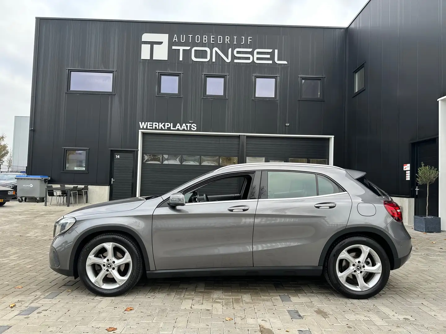 Mercedes-Benz GLA 180 Premium Plus / Trekhaak / Stoelverwarming / Camera Gris - 2