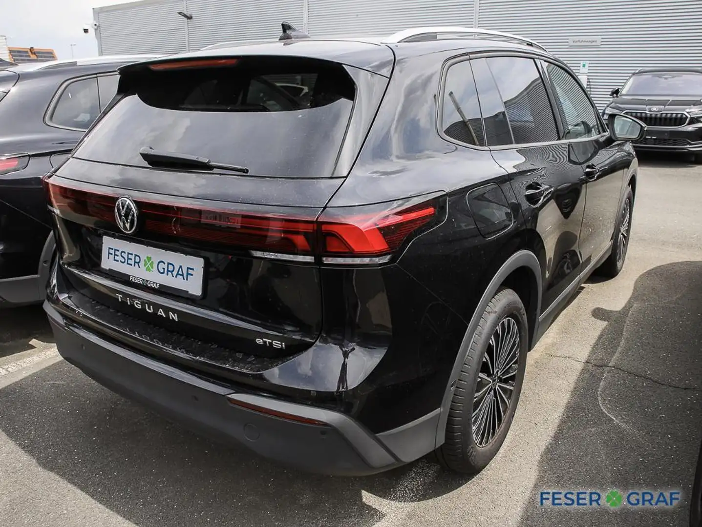 Volkswagen Tiguan Life 1.5 eTSI DSG Navi AHK AreaView Schwarz - 2