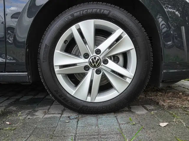 Volkswagen Golf view 4