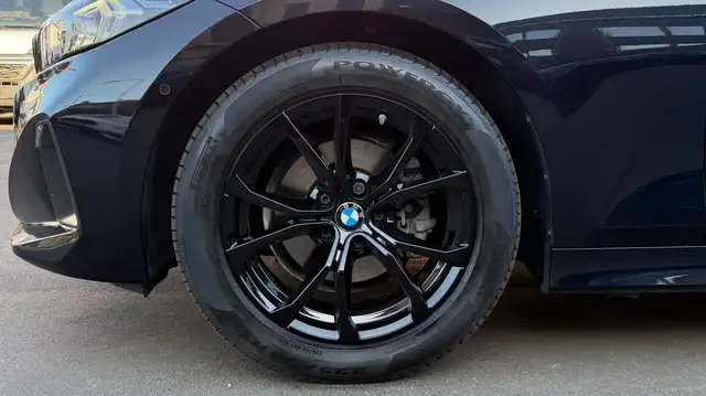 BMW 3 Series view 5