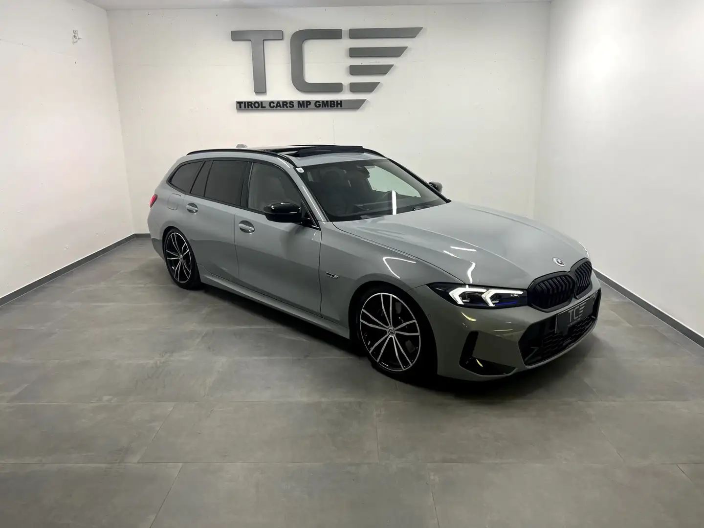 BMW 330 e PHEV xDr. Touring Aut.M Pkt,KW, Pano, Carbon,... Grau - 1