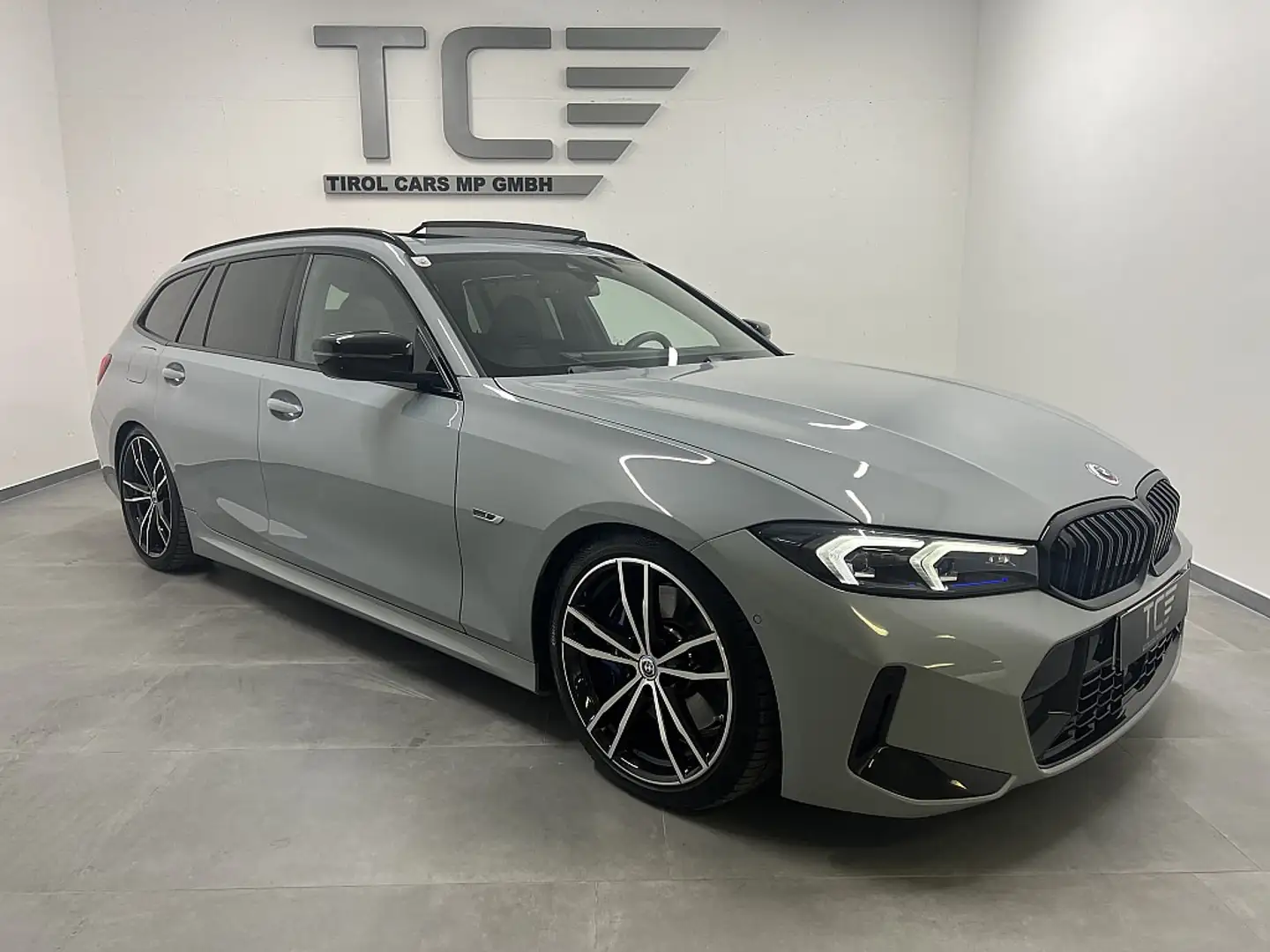 BMW 330 e PHEV xDr. Touring Aut.M Pkt,KW, Pano, Carbon,... Grau - 1