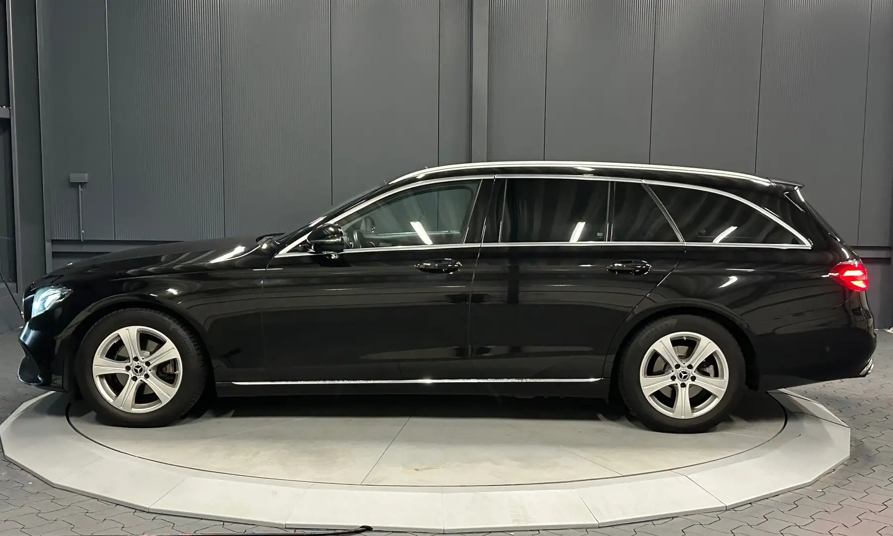 Mercedes-Benz E 200 T Avantgarde*Voll/LED*KAMERA*NAVI*T-LEDER* Noir - 2