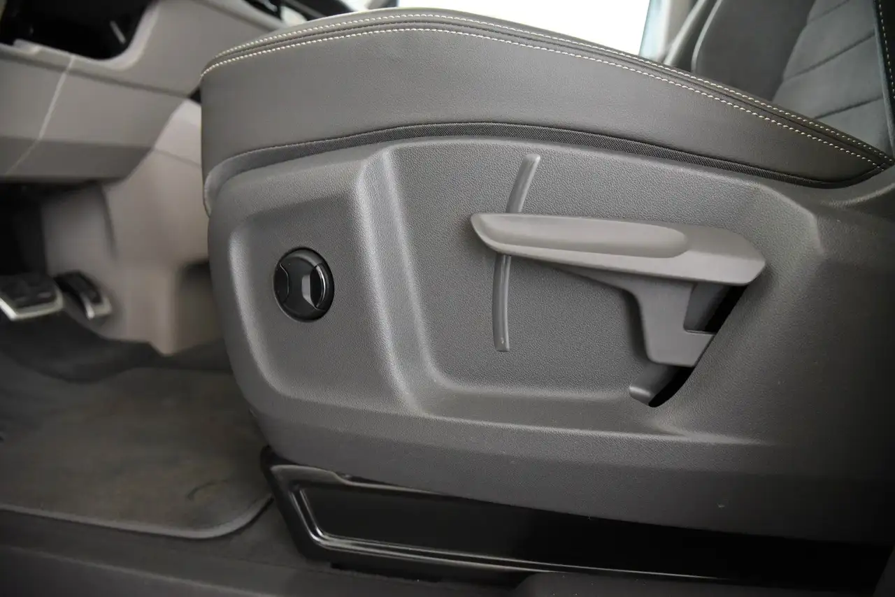 Volkswagen T7 Multivan Style Standhzg 7 Sitze Pano ACC H&K 17