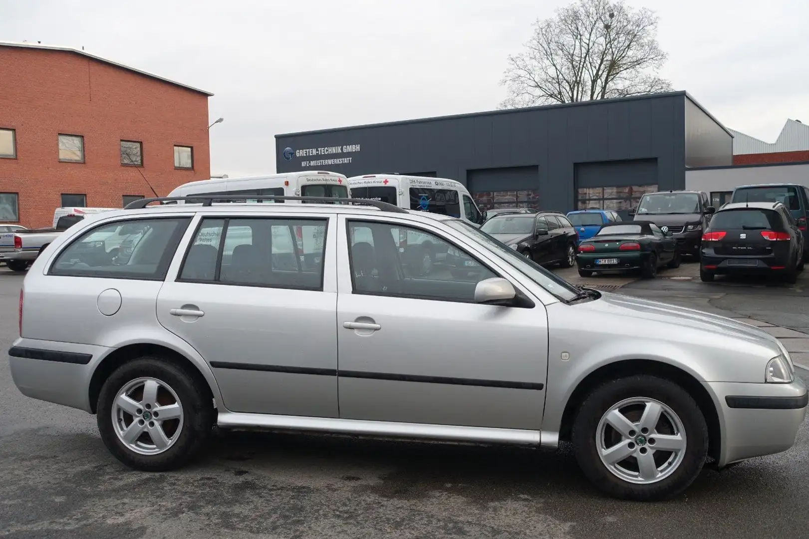 Skoda Octavia Combi Tour 1.6//SER.NEU//AHK//KLIMA// Argent - 2